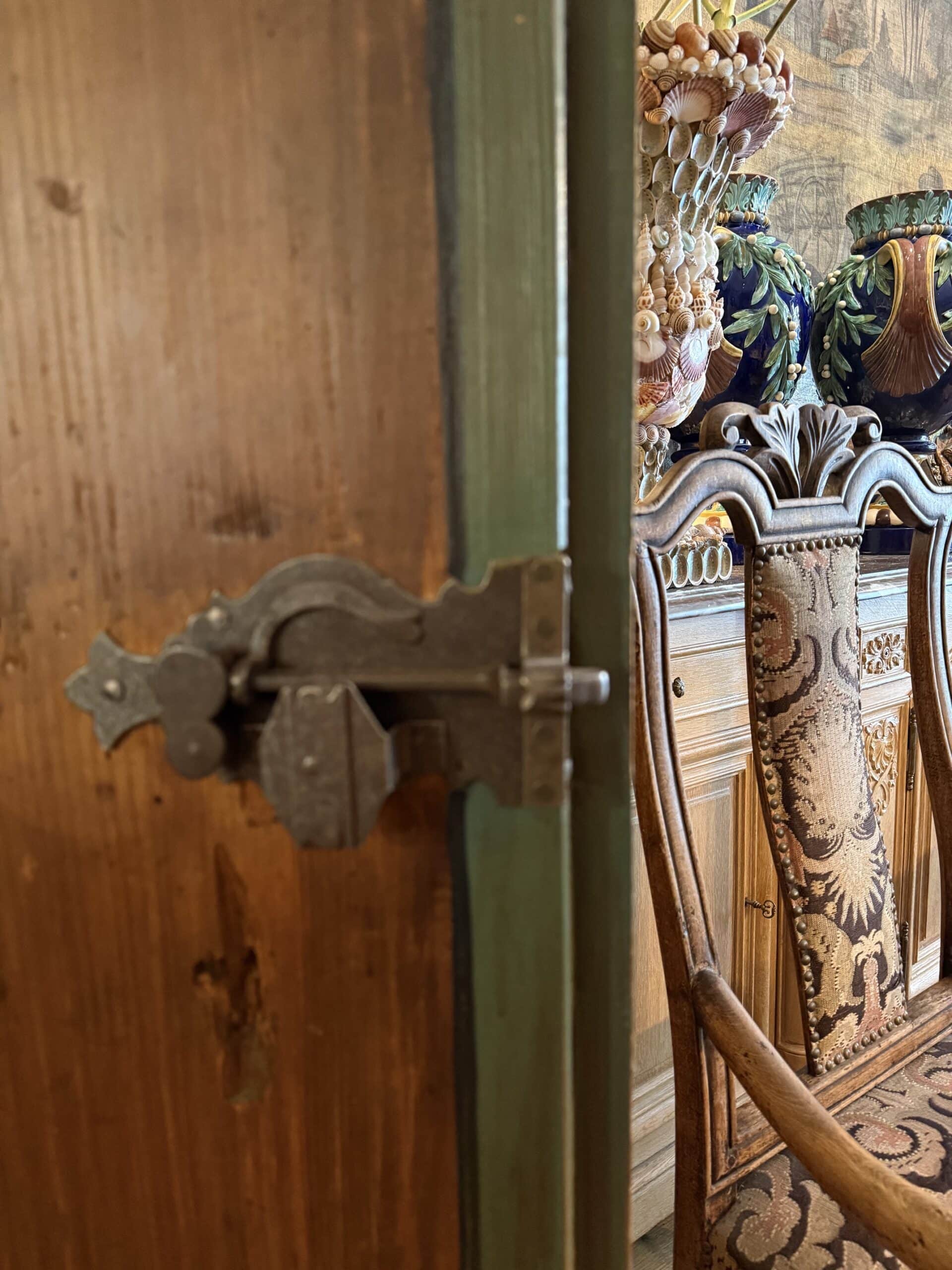 Armoire Tyrolienne en bois peint ocre à décor de vases fleuris - ca.1848 – Image 6