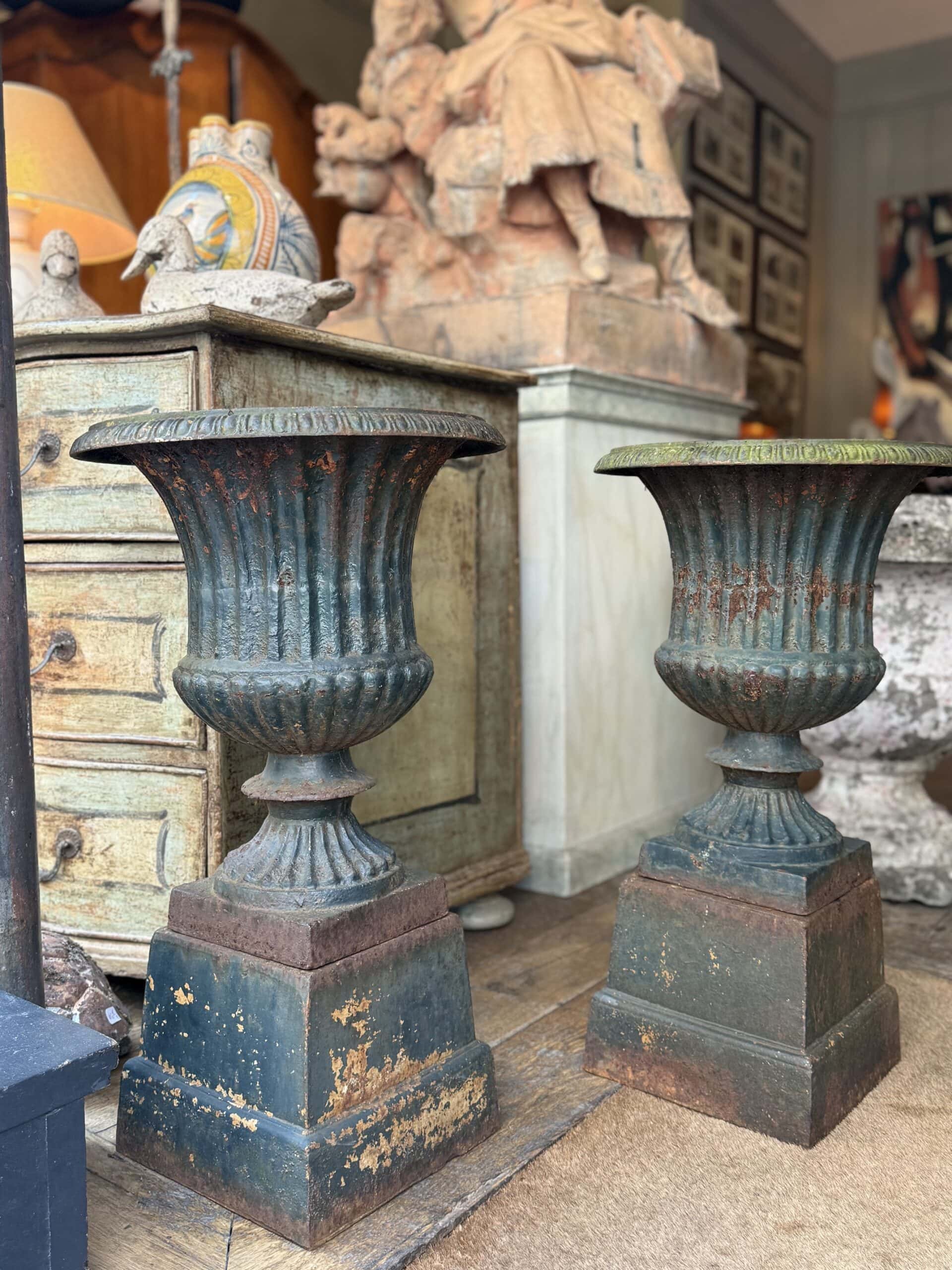 Une paire de vases Medicis en fonte verte sur socle – Angleterre ca.1890
