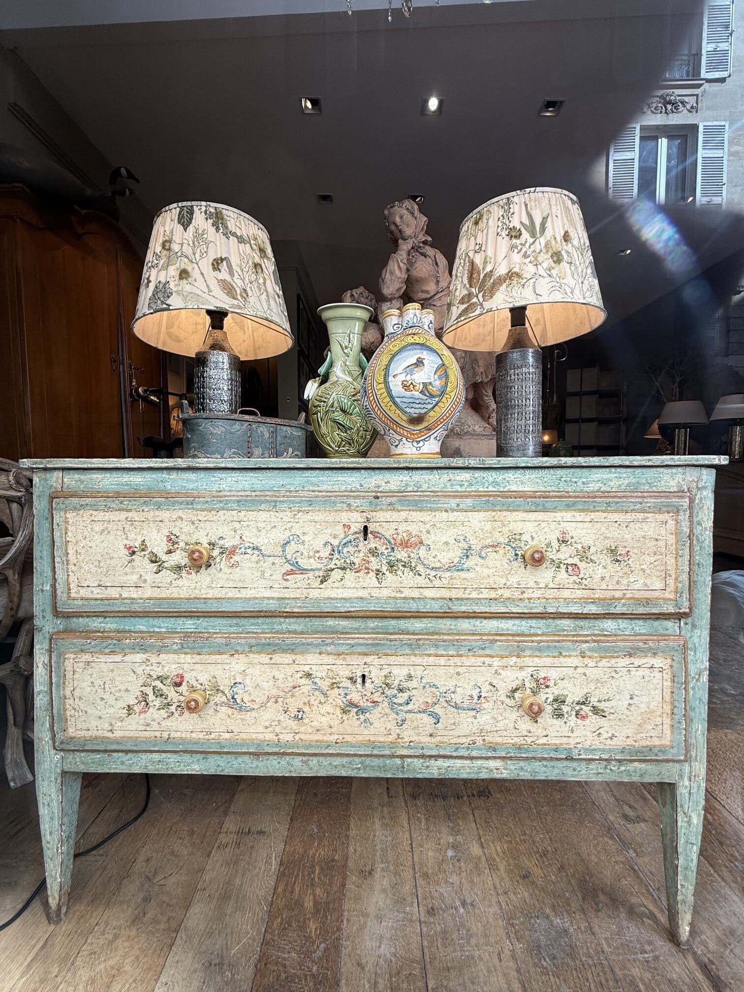 Commode Toscane laque polychrome guirlandes de fleurs sur fond vert pâle ca.1870 –