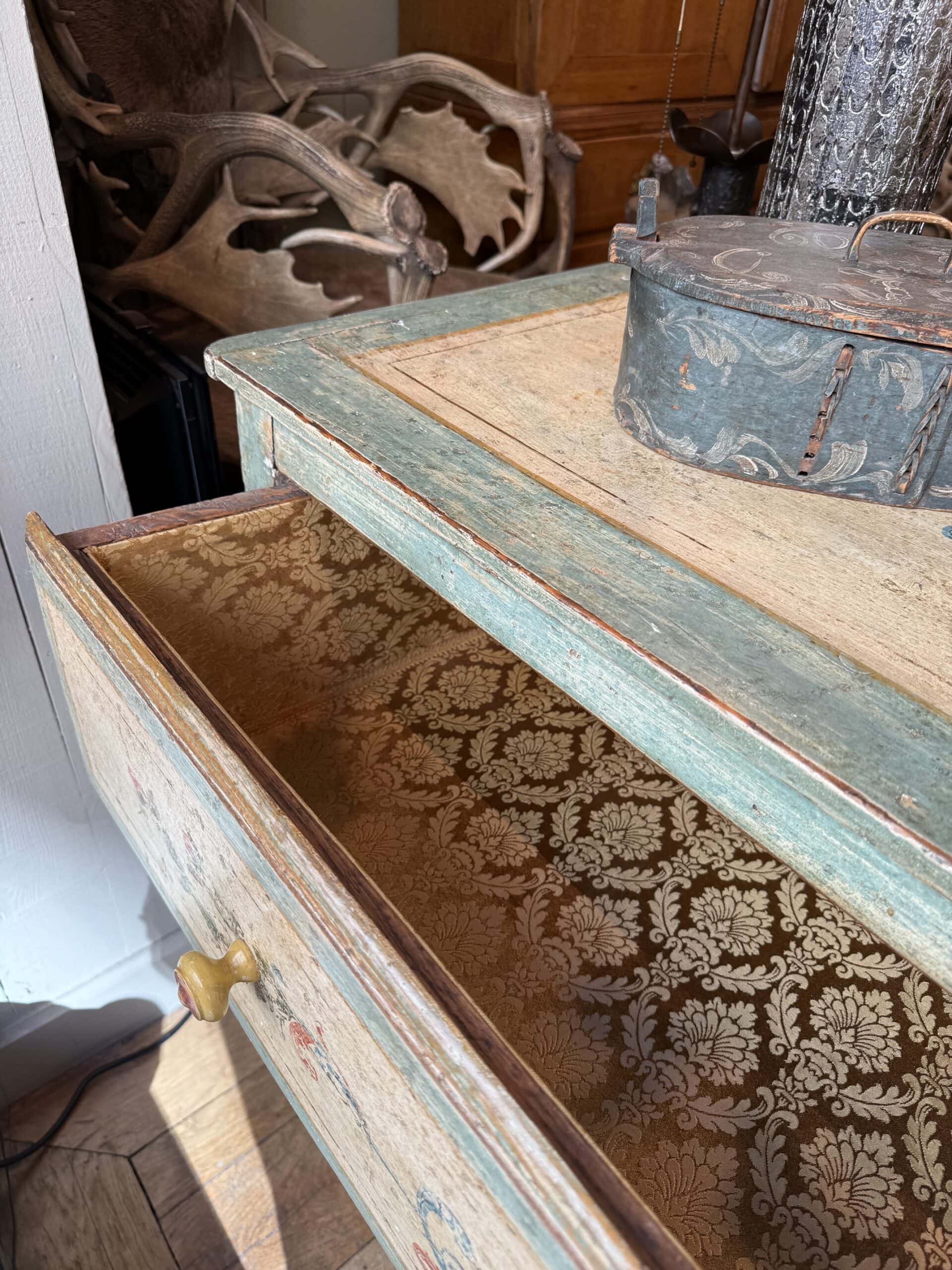 Commode Toscane laque polychrome guirlandes de fleurs sur fond vert pâle ca.1870 - – Image 2