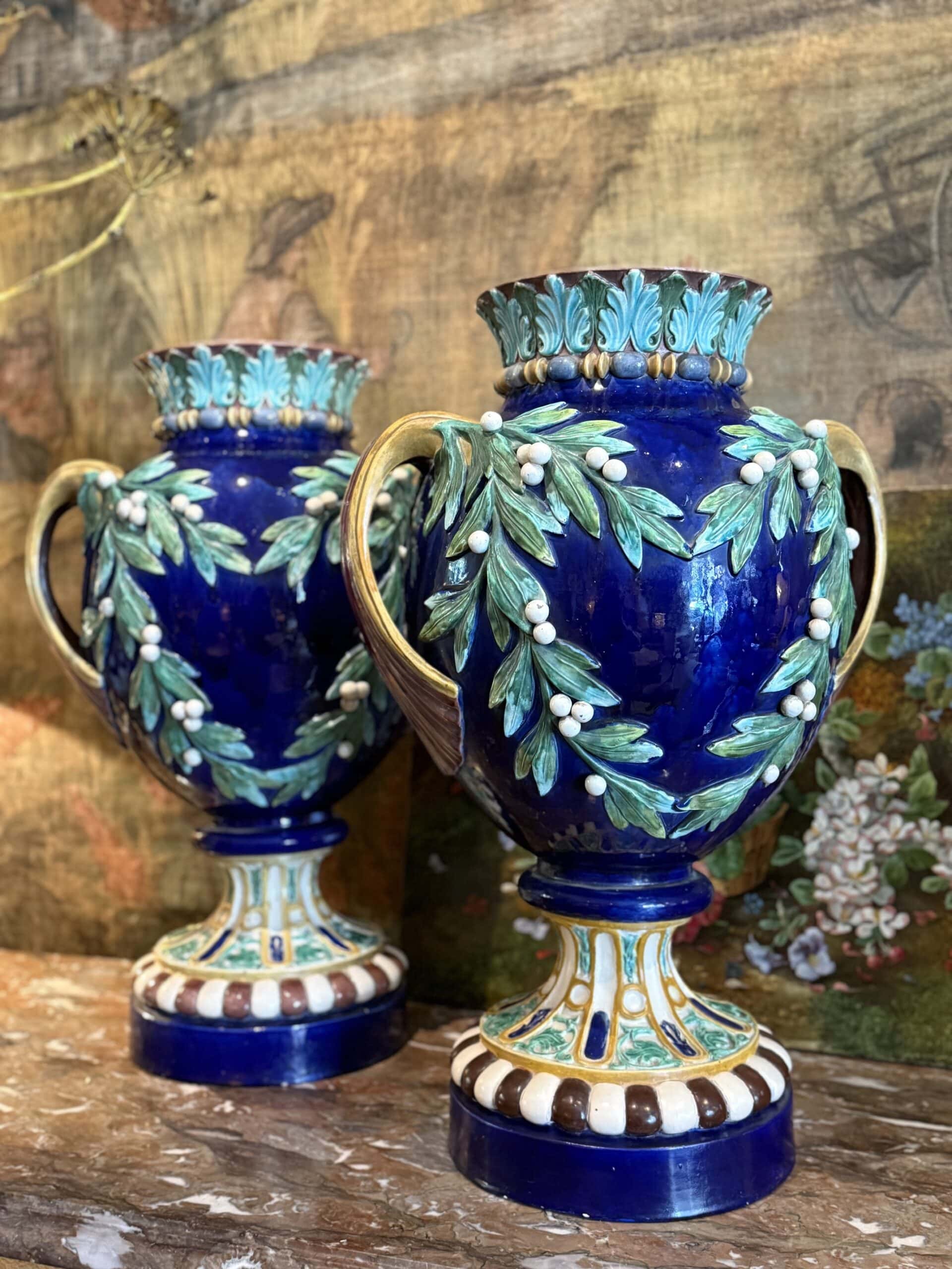 Une paire de grands vases en céramique bleu & verts “palmes de lauriers” d’après Palissy XIXe