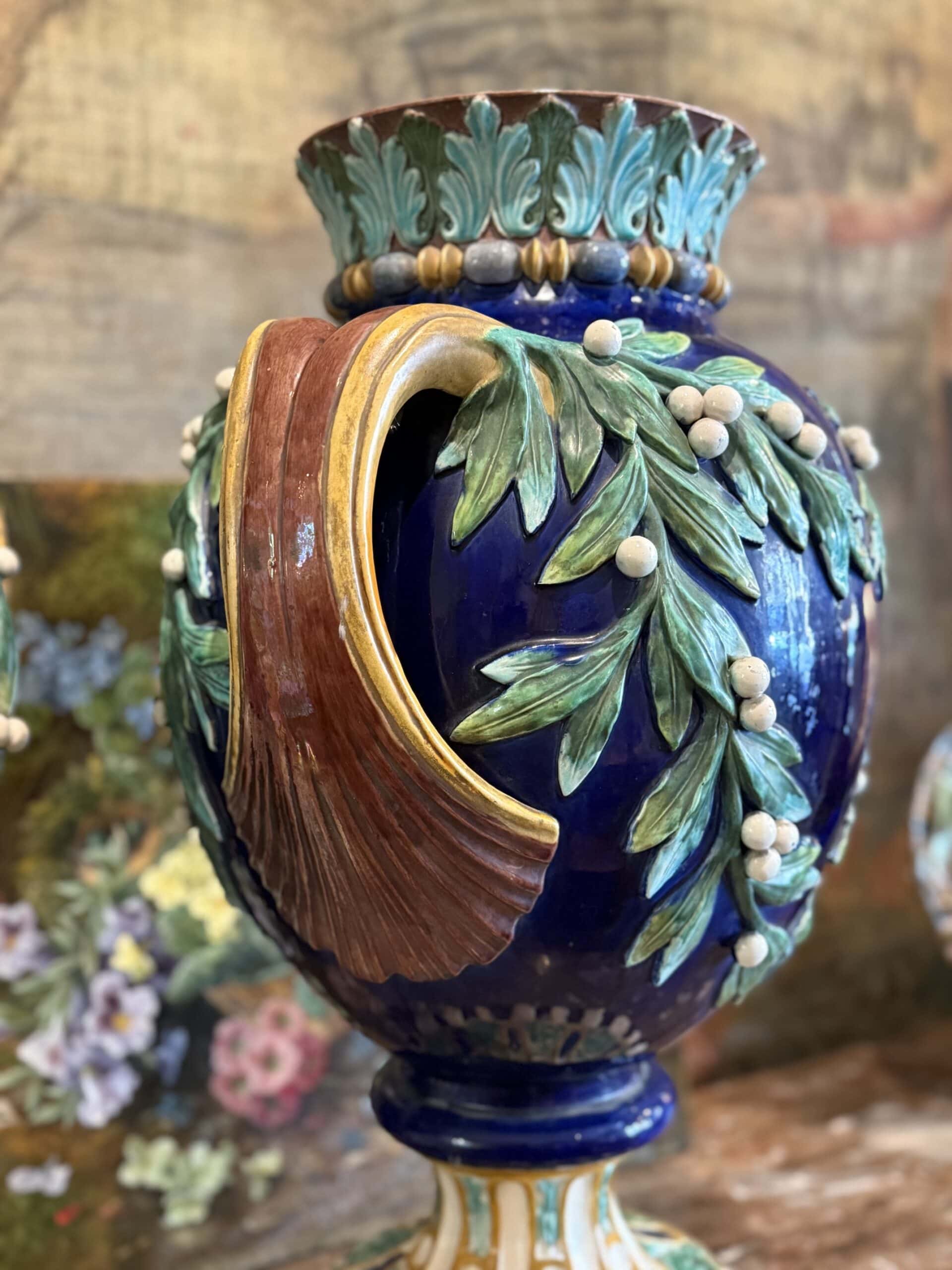 Une paire de grands vases en céramique bleu & verts "palmes de lauriers" d'après Palissy XIXe – Image 3