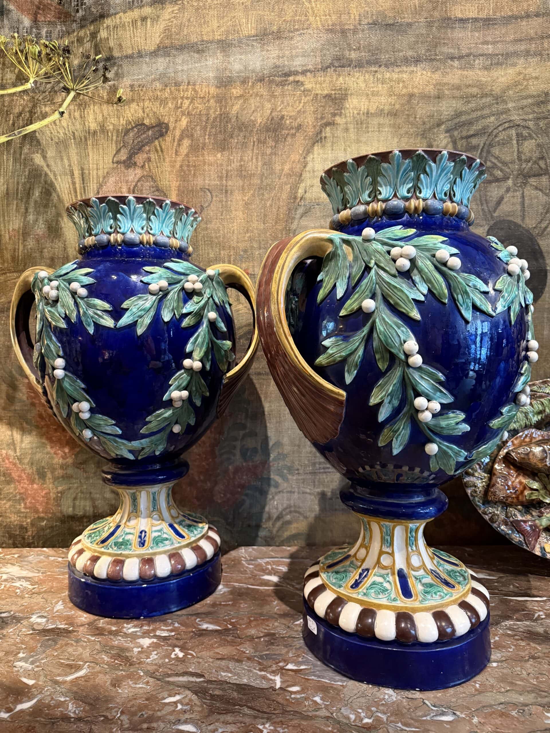 Une paire de grands vases en céramique bleu & verts “palmes de lauriers” d’après Palissy XIXe
