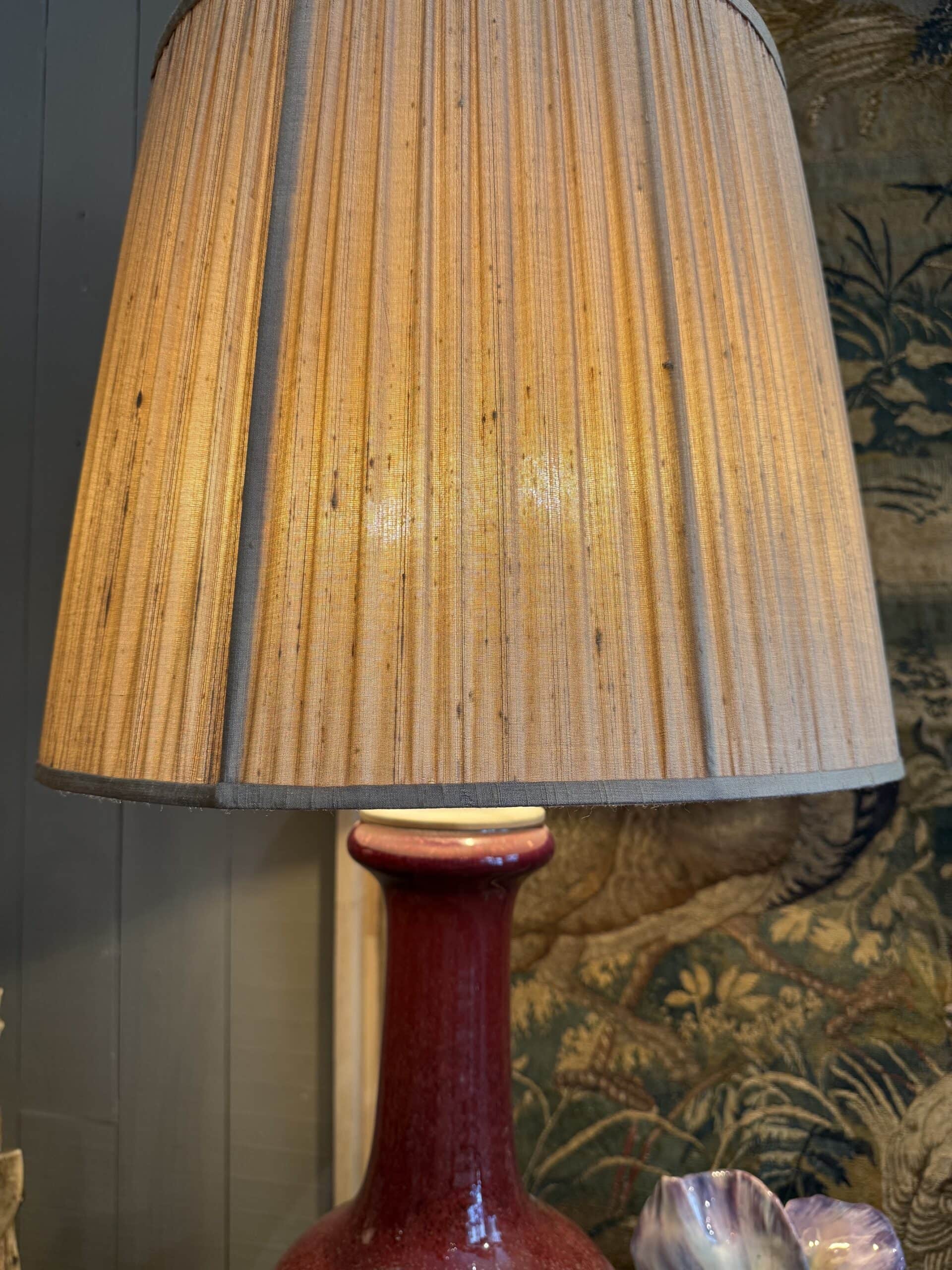 Grande lampe vase Chinois en céramique émail "rouge sang de boeuf" ca.1920 + A/J soie froncée – Image 4
