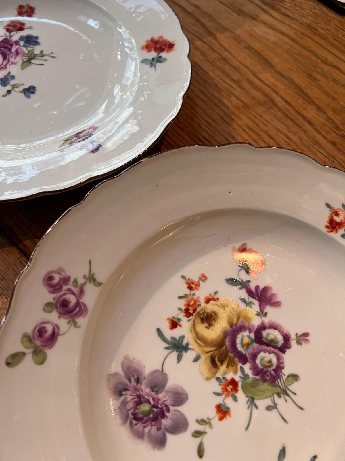 Suite de 6 assiettes en porcelaine de Meissen décor “semis de fleurs” peint à la main – XIXe