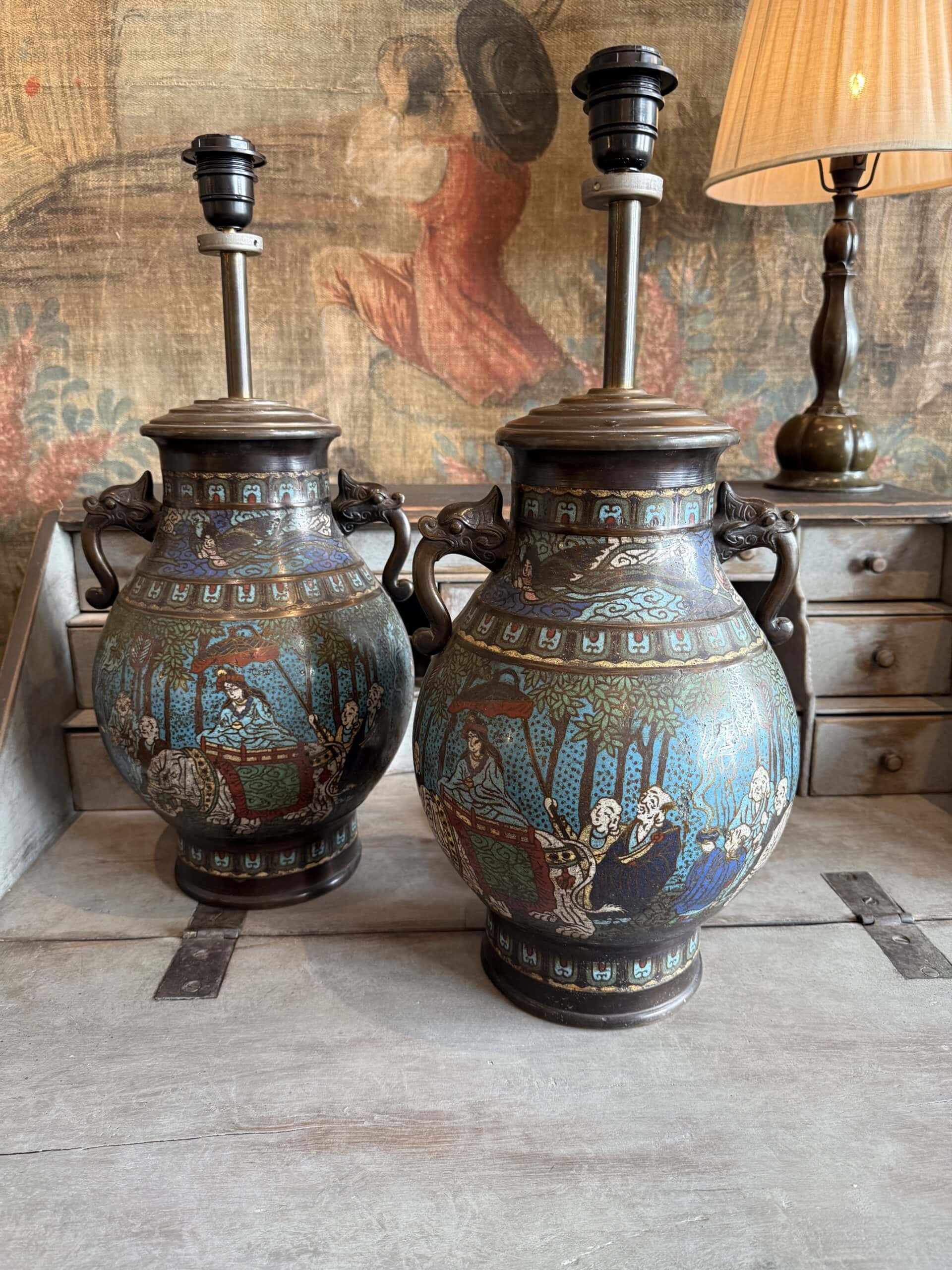 Paire de lampes vases en bronze cloisonnés Japonais ca.1920 – anses têtes de Kirin
