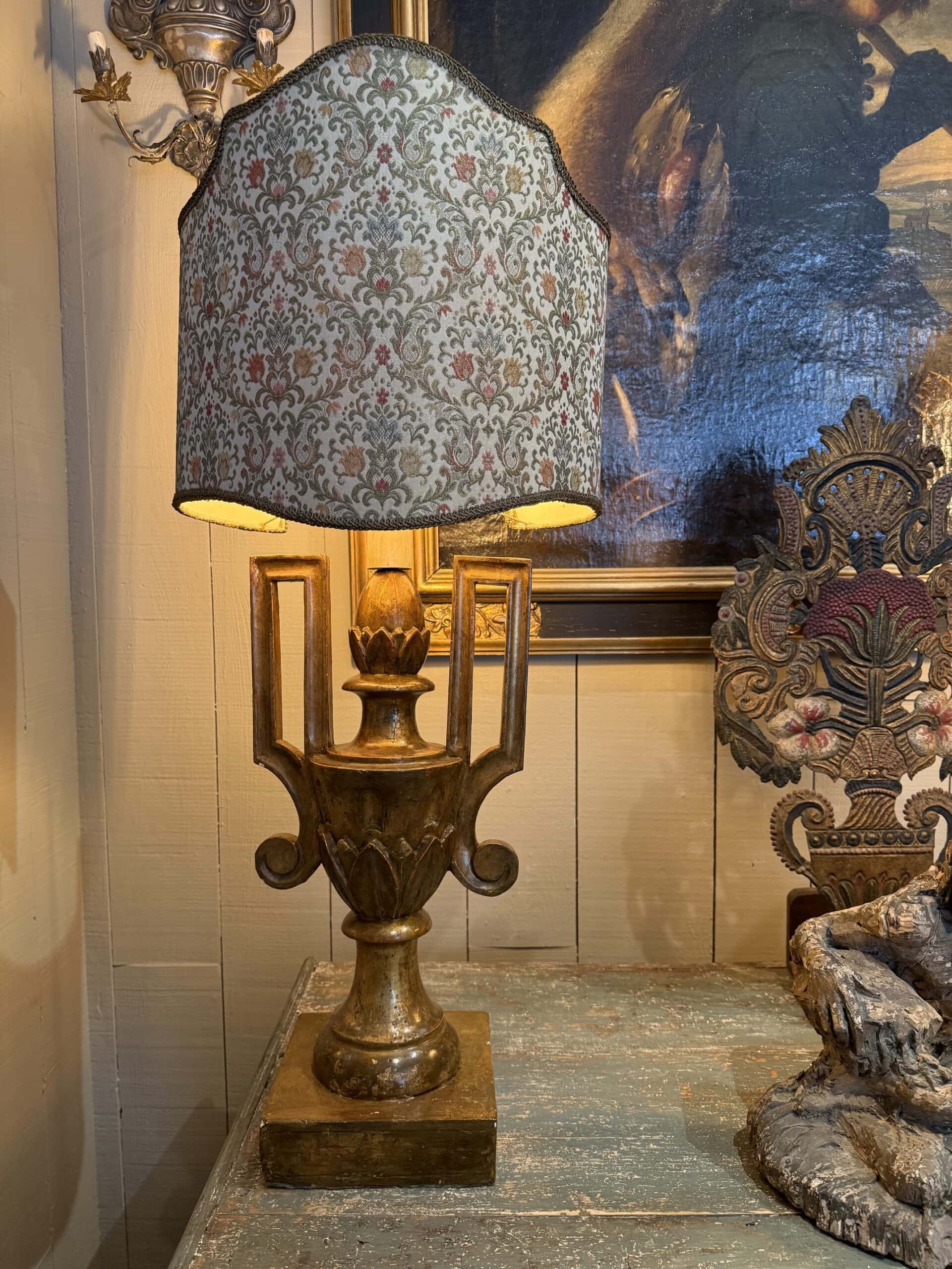 Paire de vases en bois montés en lampes A/J écrans volutes en soie – Italie XIXe