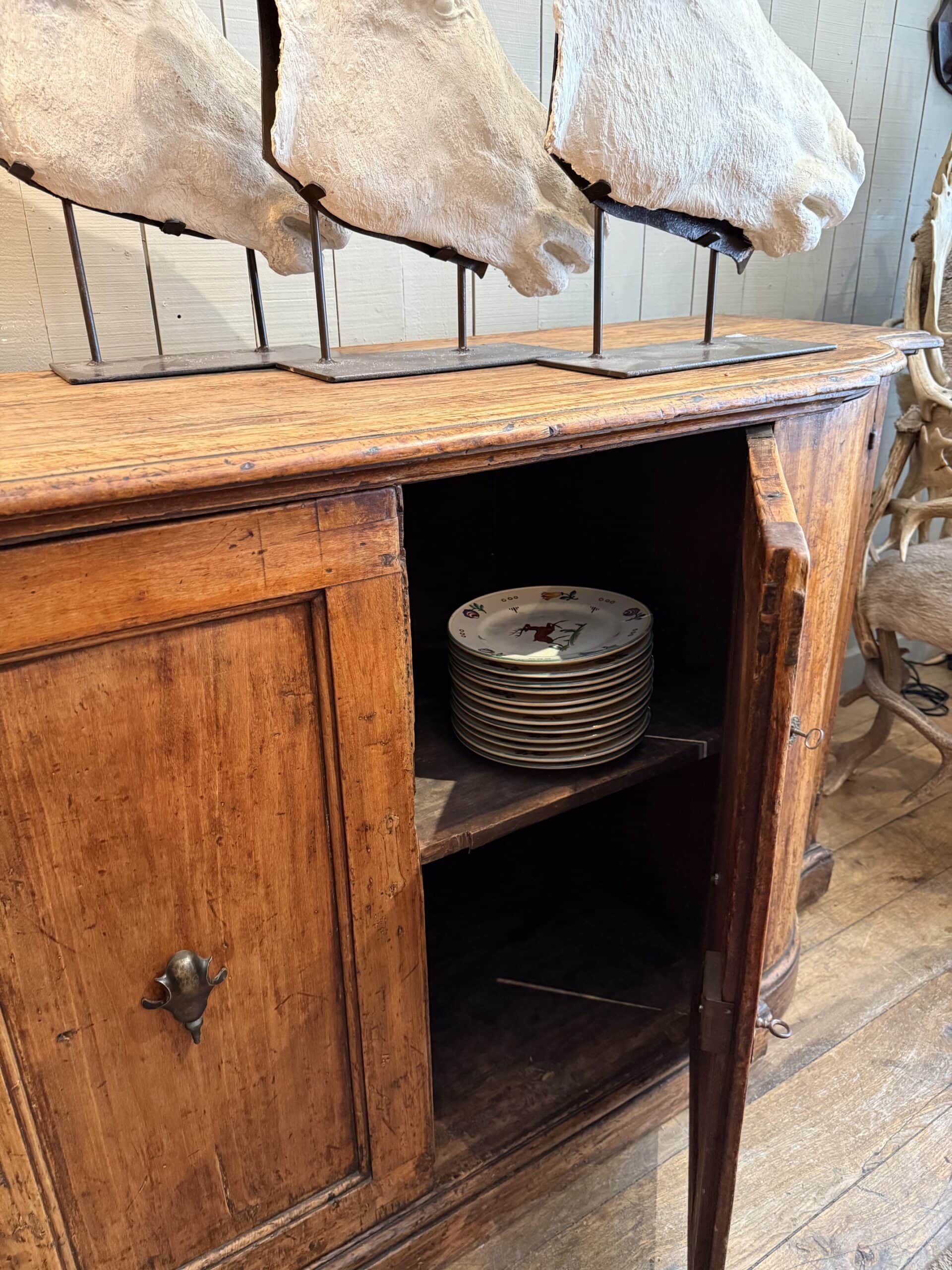Buffet Toscan à 4 portes en noyer XIXe côtés galbés - XIXe – Image 4
