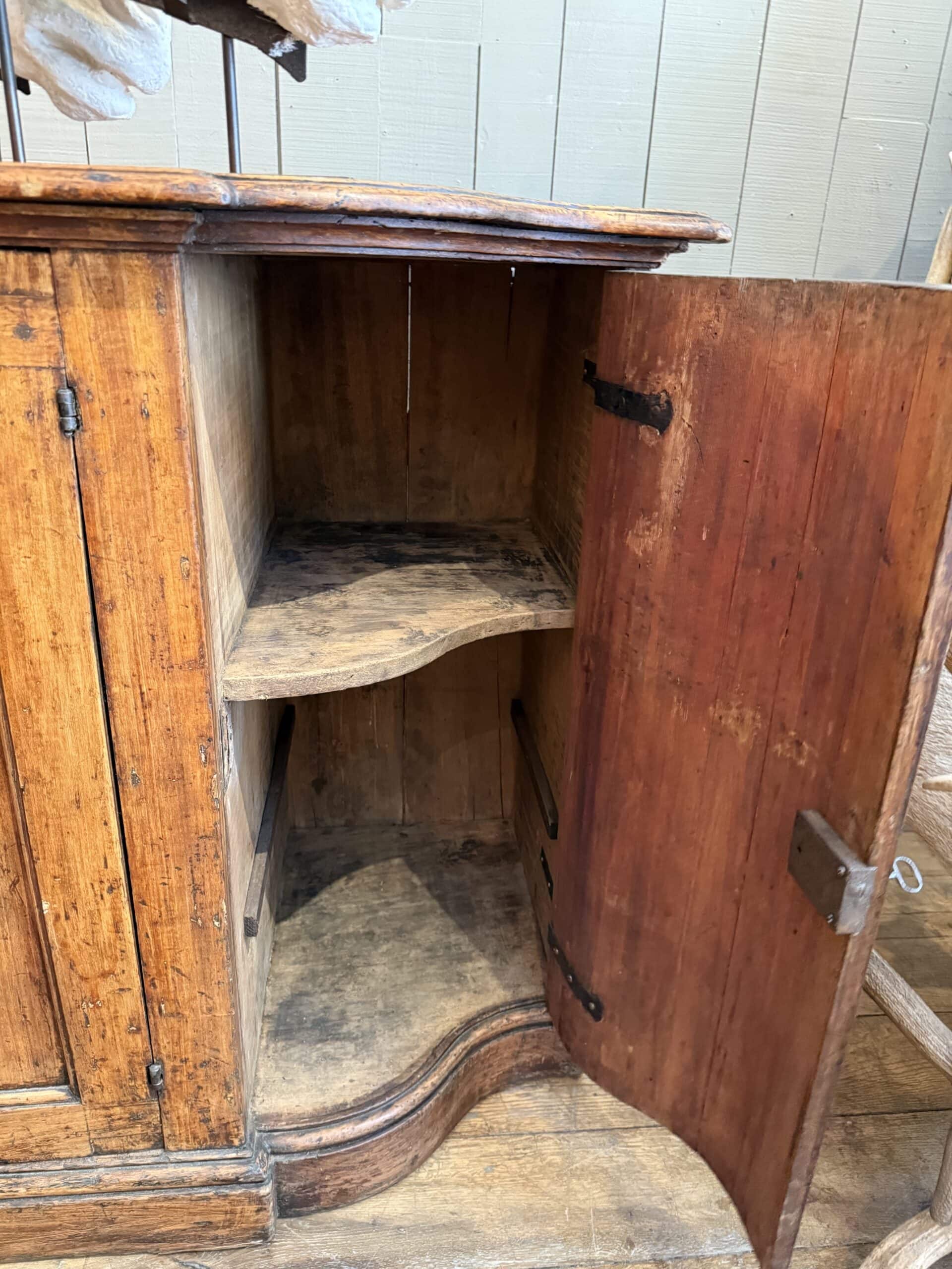 Buffet Toscan à 4 portes en noyer XIXe côtés galbés - XIXe – Image 3