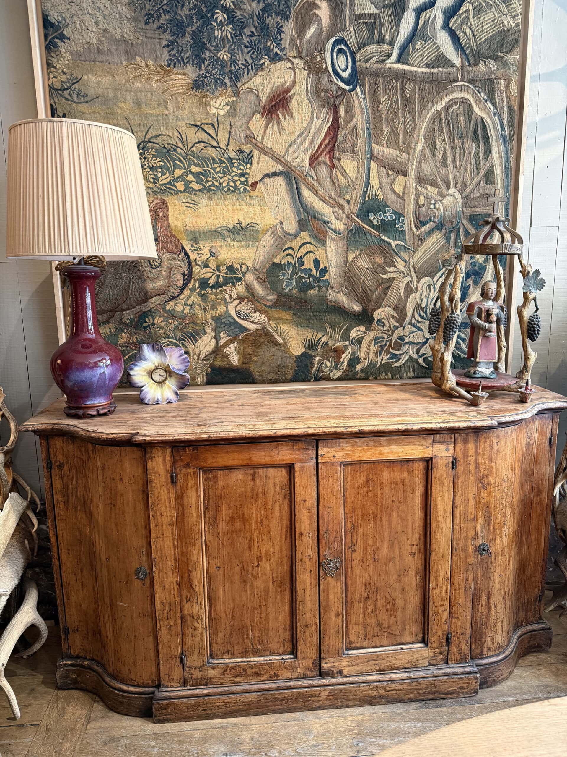 Buffet Toscan à 4 portes en noyer- côtés galbés – Italie XIXe
