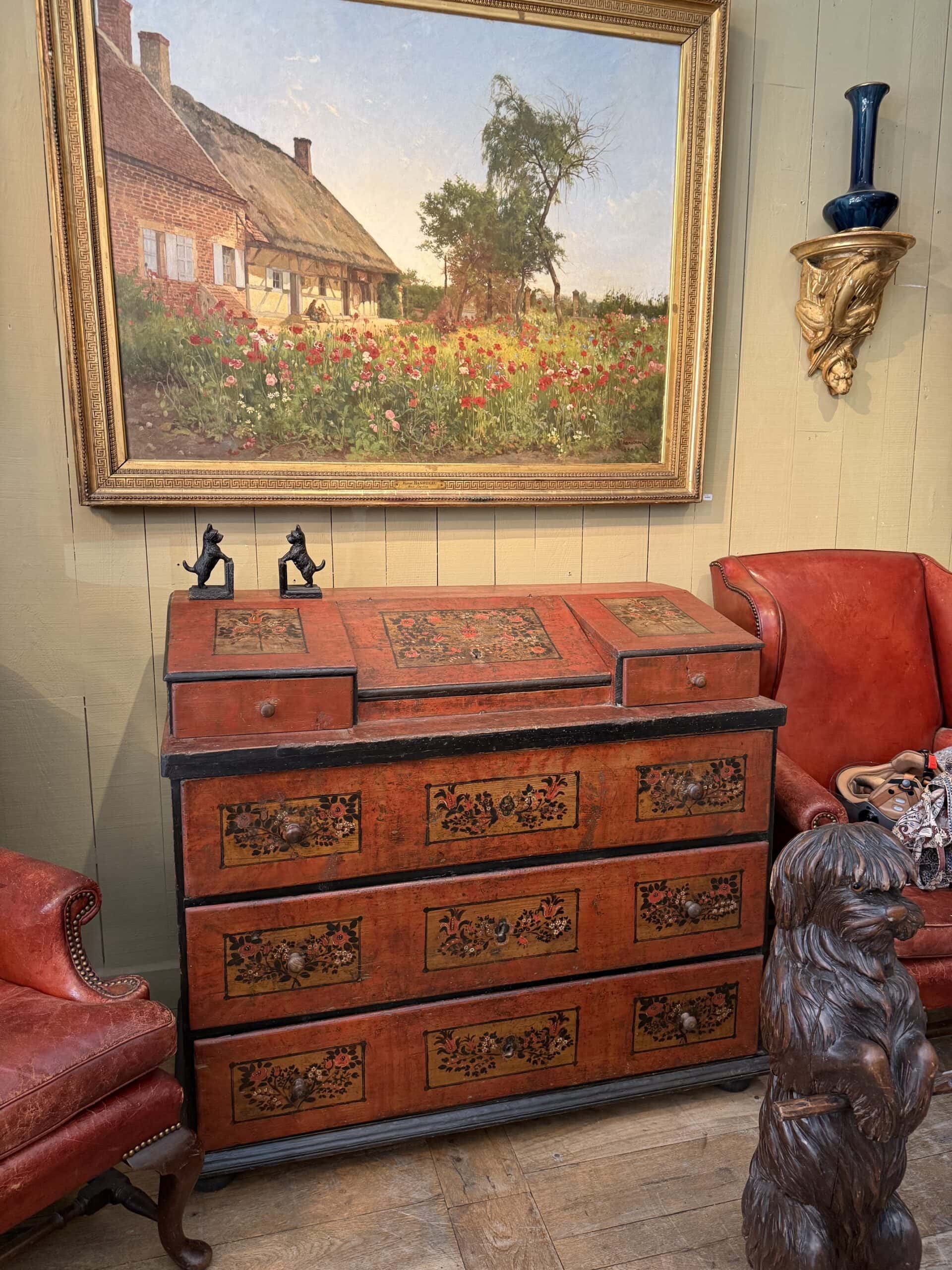 Grande commode en bois peint polychrome patine rouge – Alpes Italiennes fin XIXe