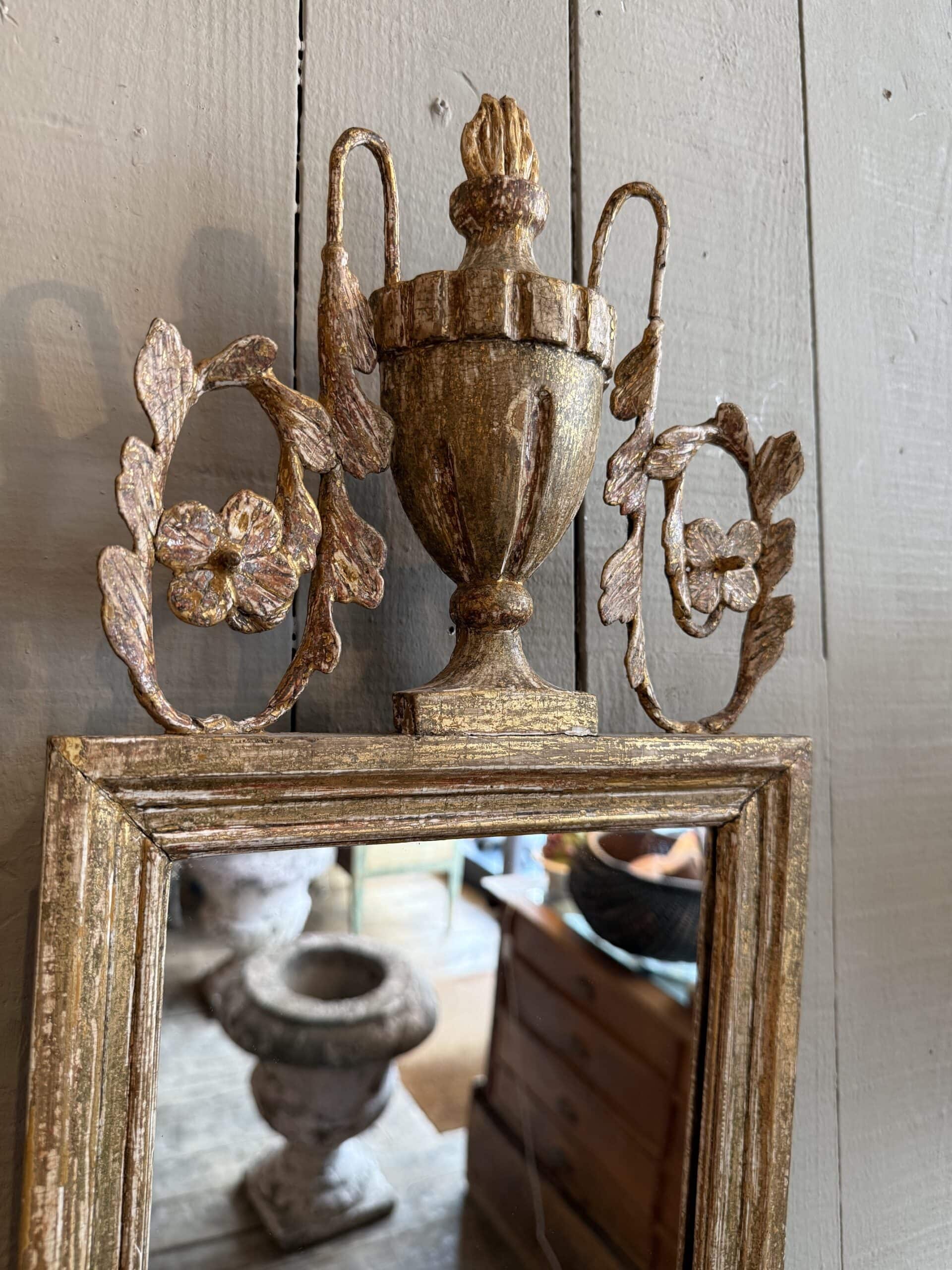 Miroir Gustavien décor vase en bois doré & volutes fleuries ca.1800 – Image 2