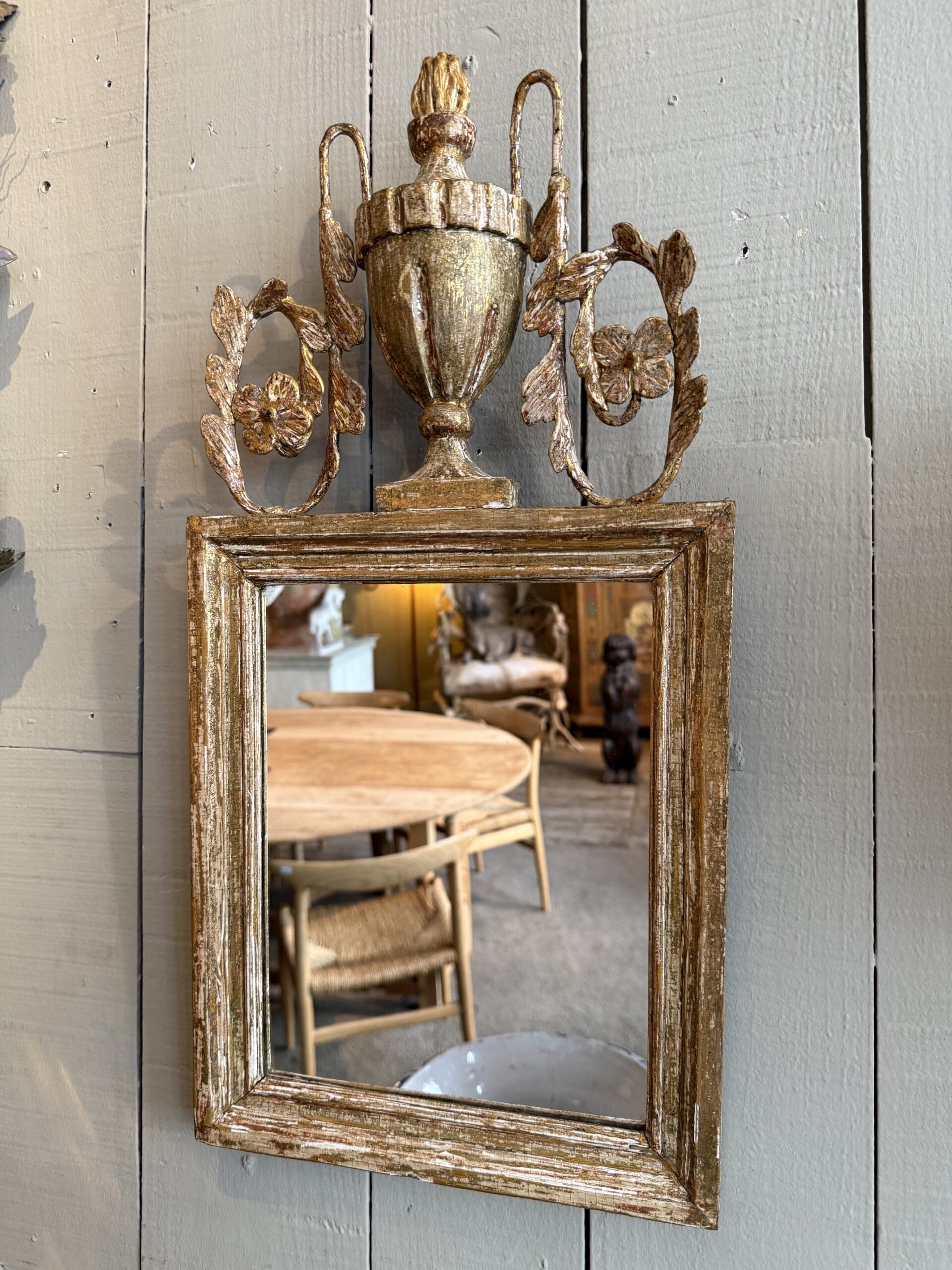 Miroir Gustavien décor vase en bois doré & volutes fleuries ca.1800