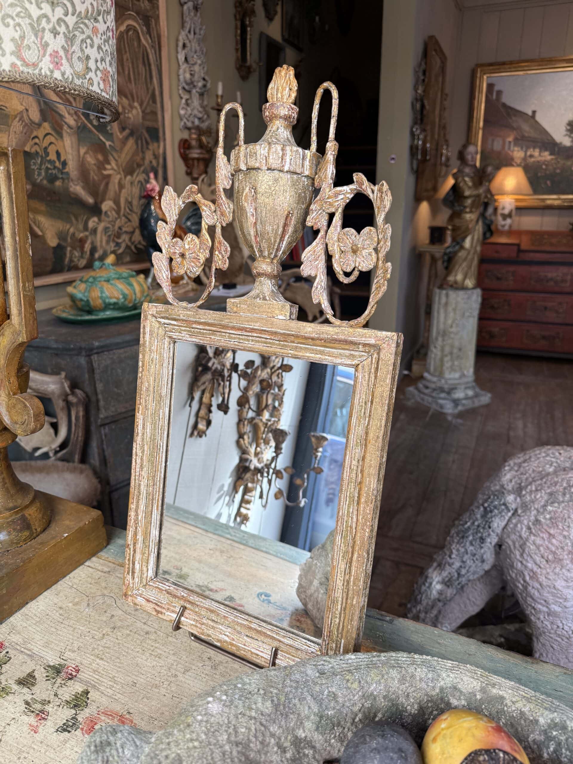 Miroir Gustavien décor vase en bois doré & volutes fleuries ca.1800 – Image 2