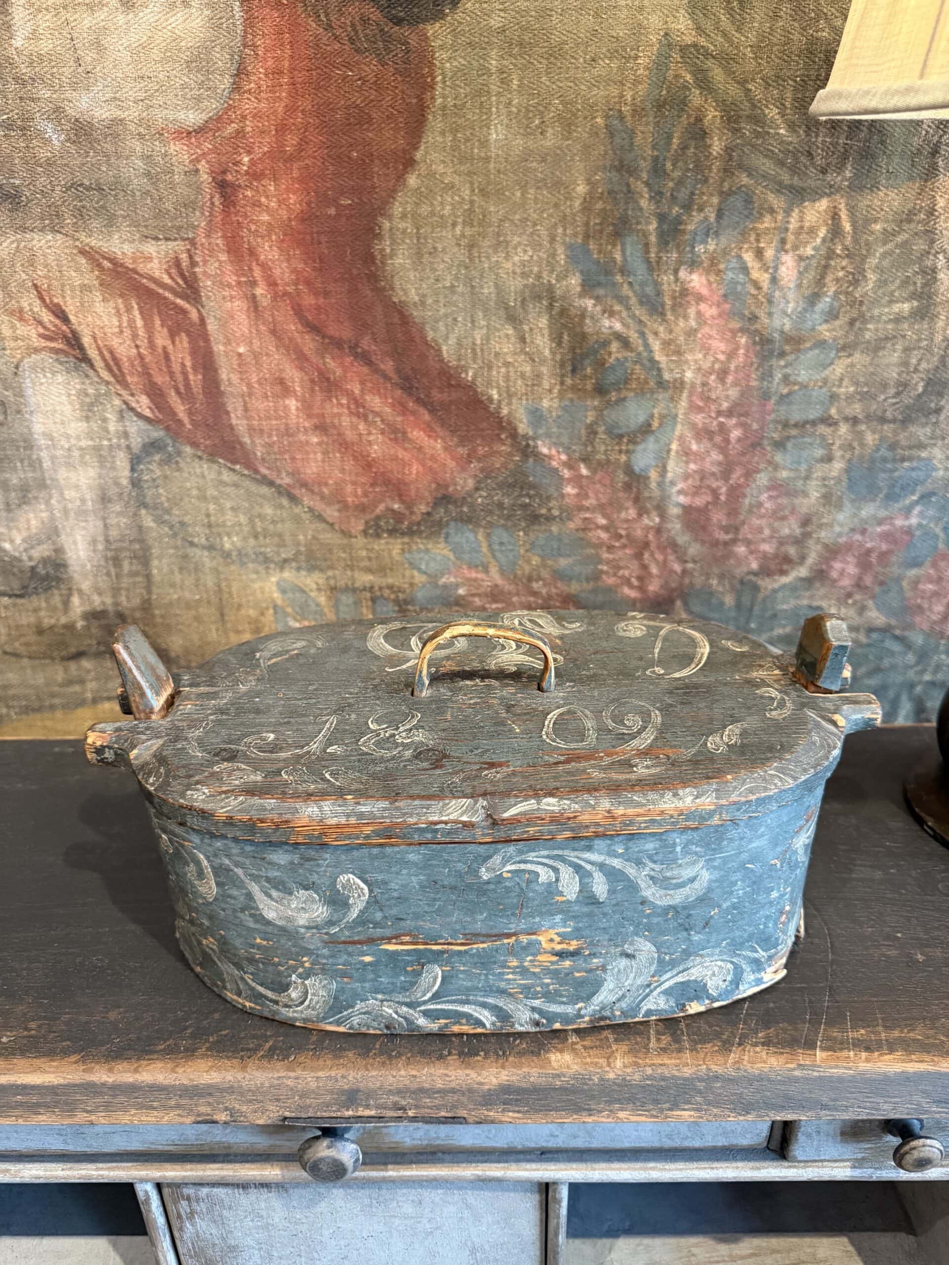 Boite ovale en bois peint – Suède datée 1809