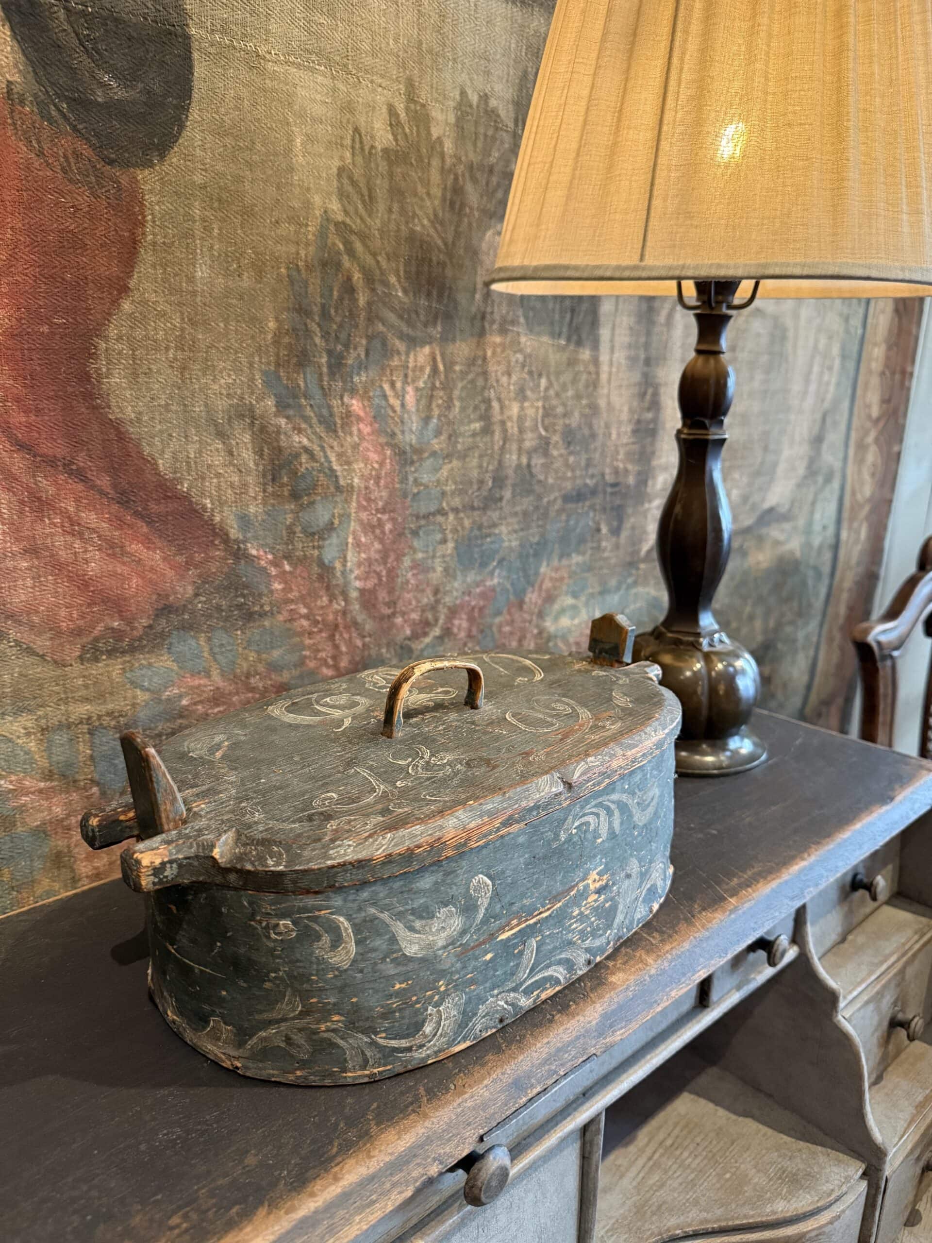 Boite ovale en bois peint - Suède datée 1809 – Image 2