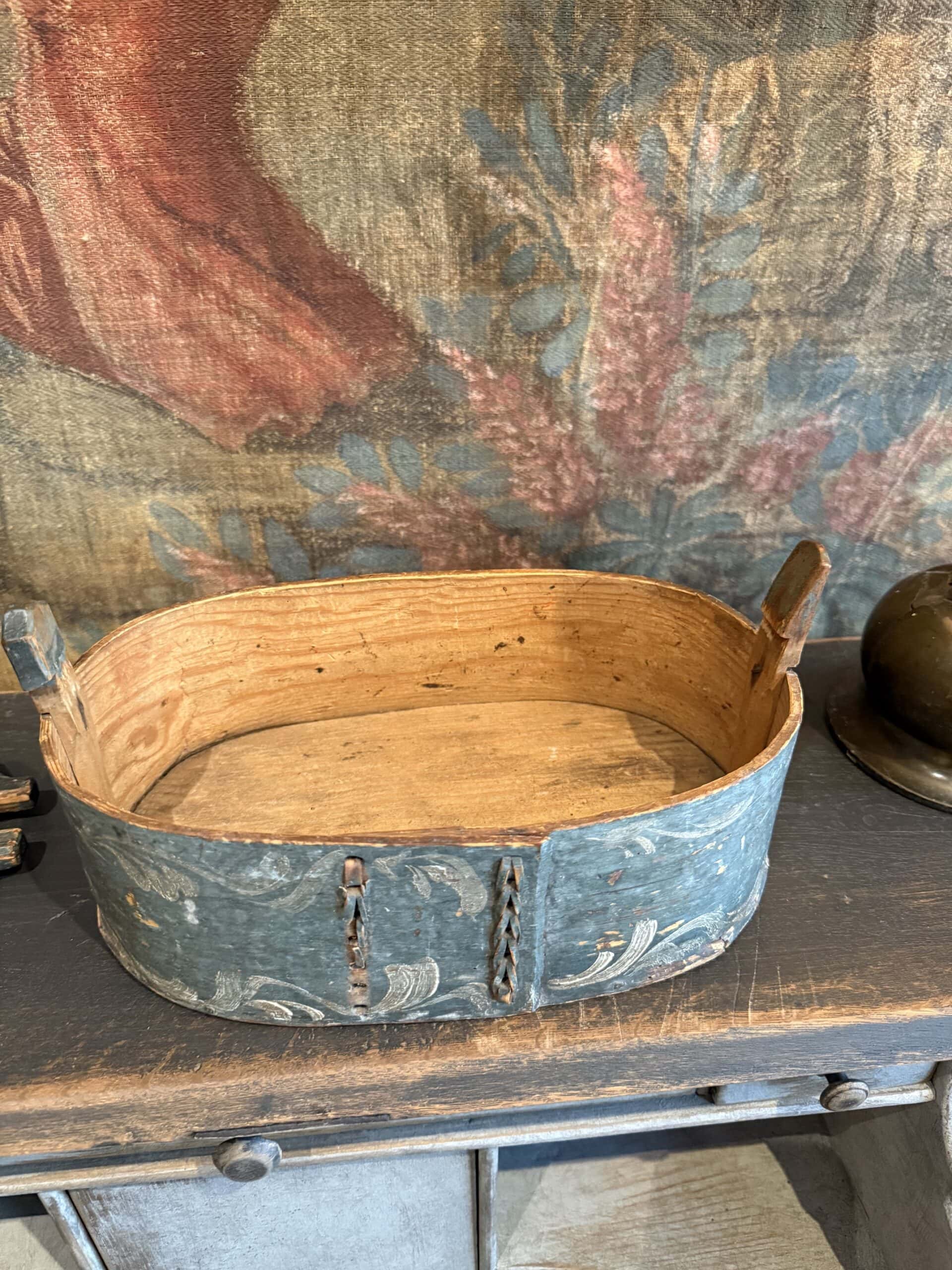 Boite ovale en bois peint - Suède datée 1809 – Image 3