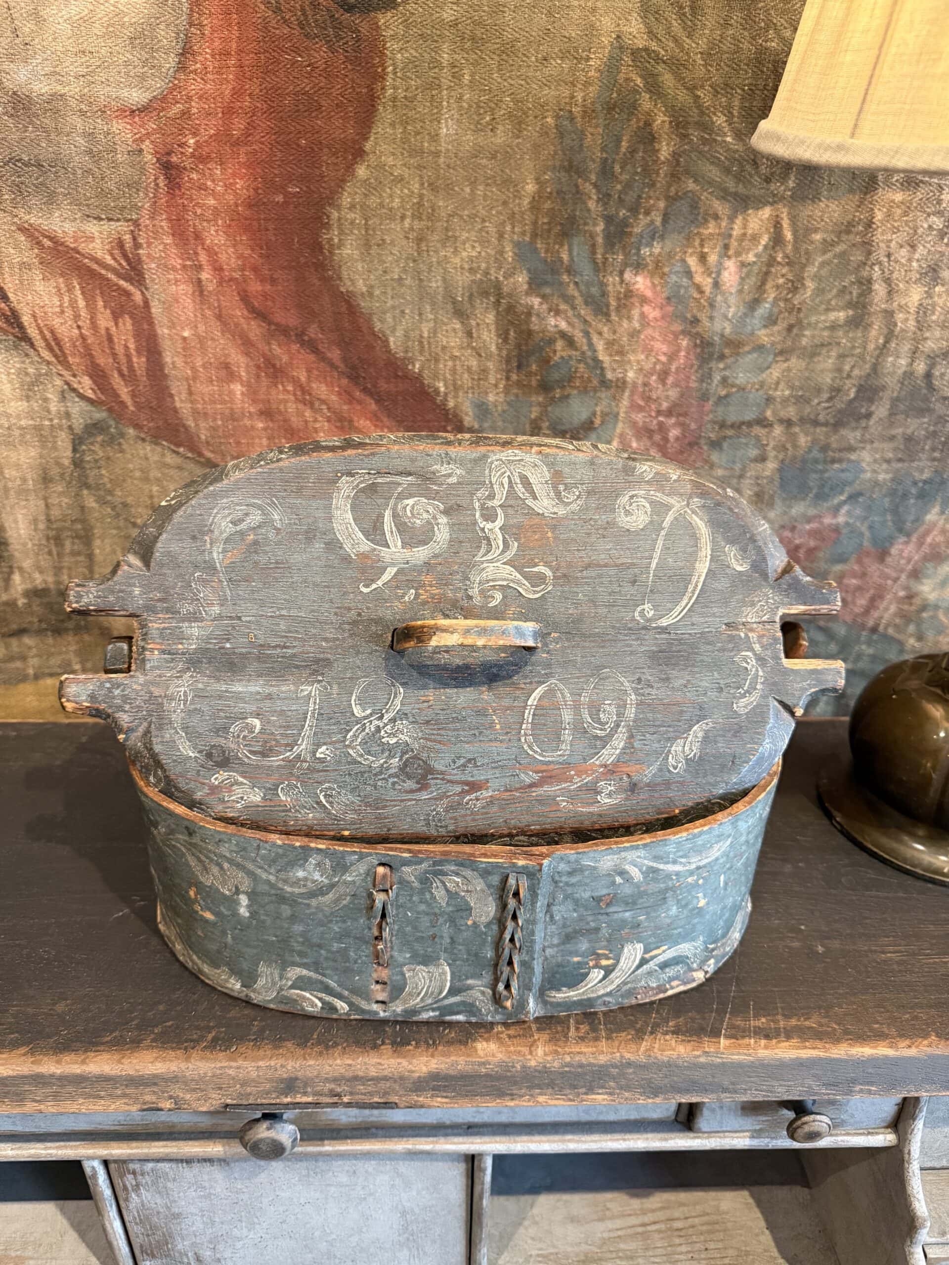 Boite ovale en bois peint - Suède datée 1809 – Image 4