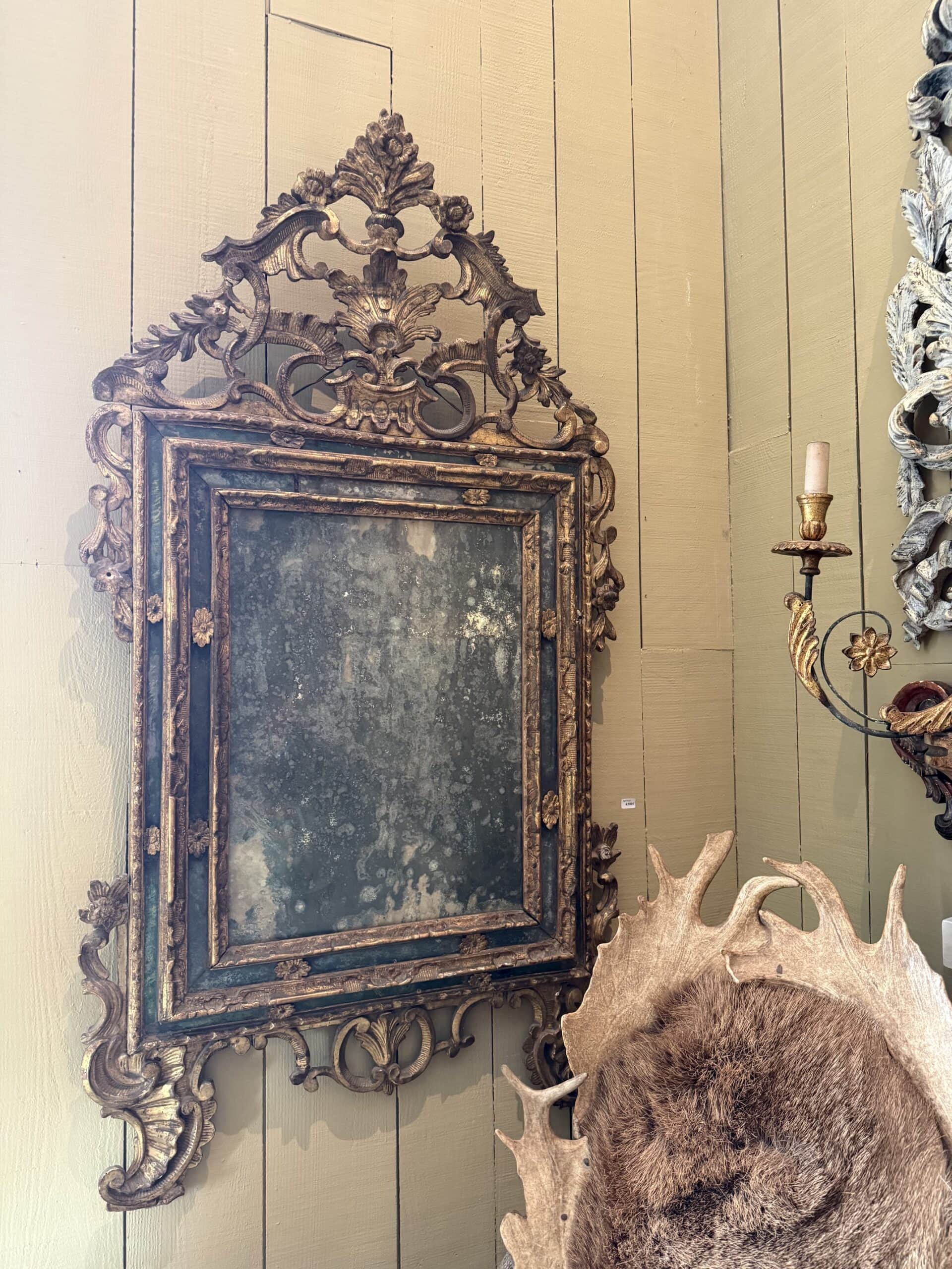 Grand miroir en bois sculpté "motif floral" fronton et laque faux-marbre vert - Italie XVIIIe – Image 3