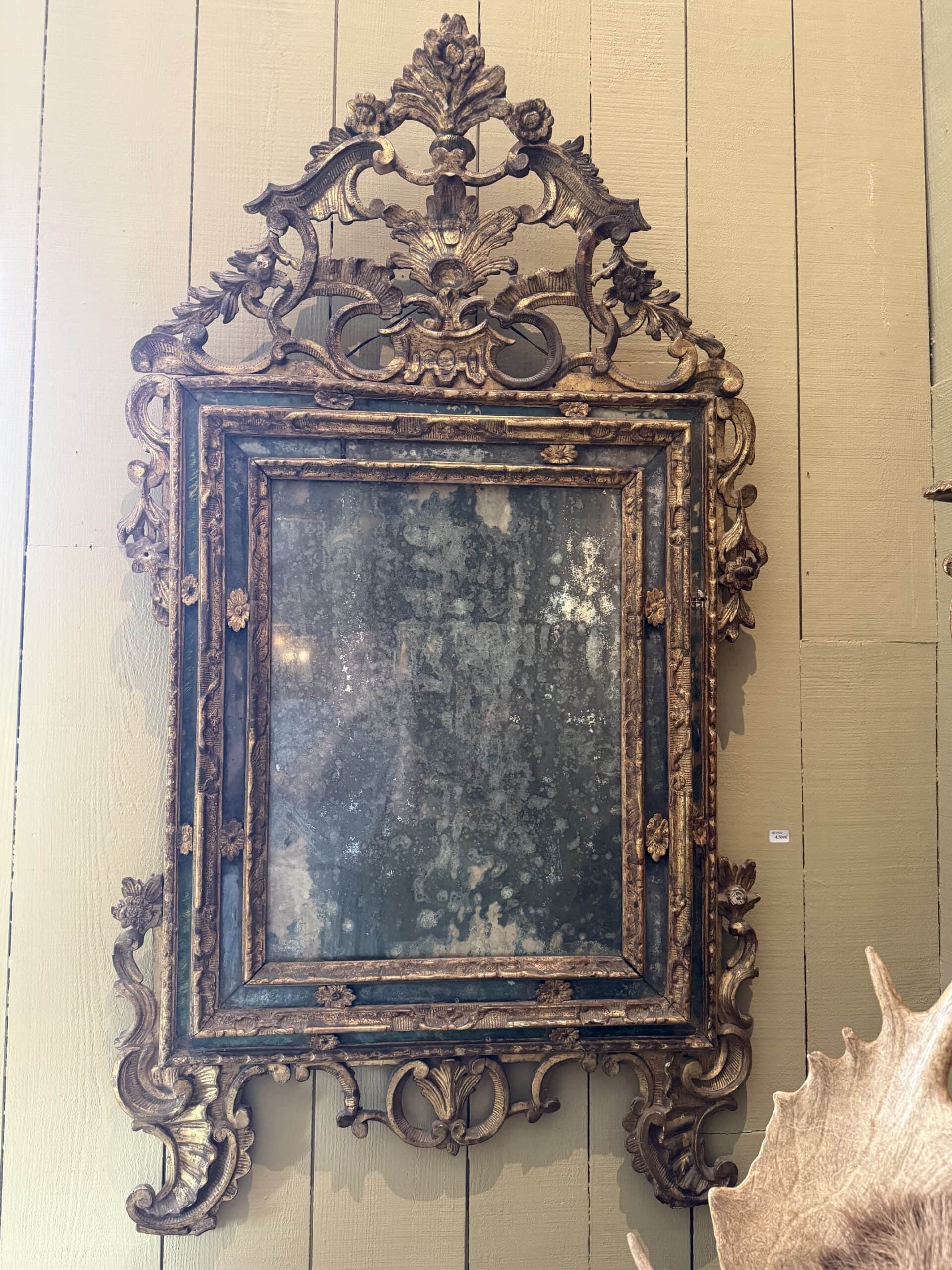 Grand miroir en bois sculpté “motif floral” fronton et laque faux-marbre vert – Italie XVIIIe