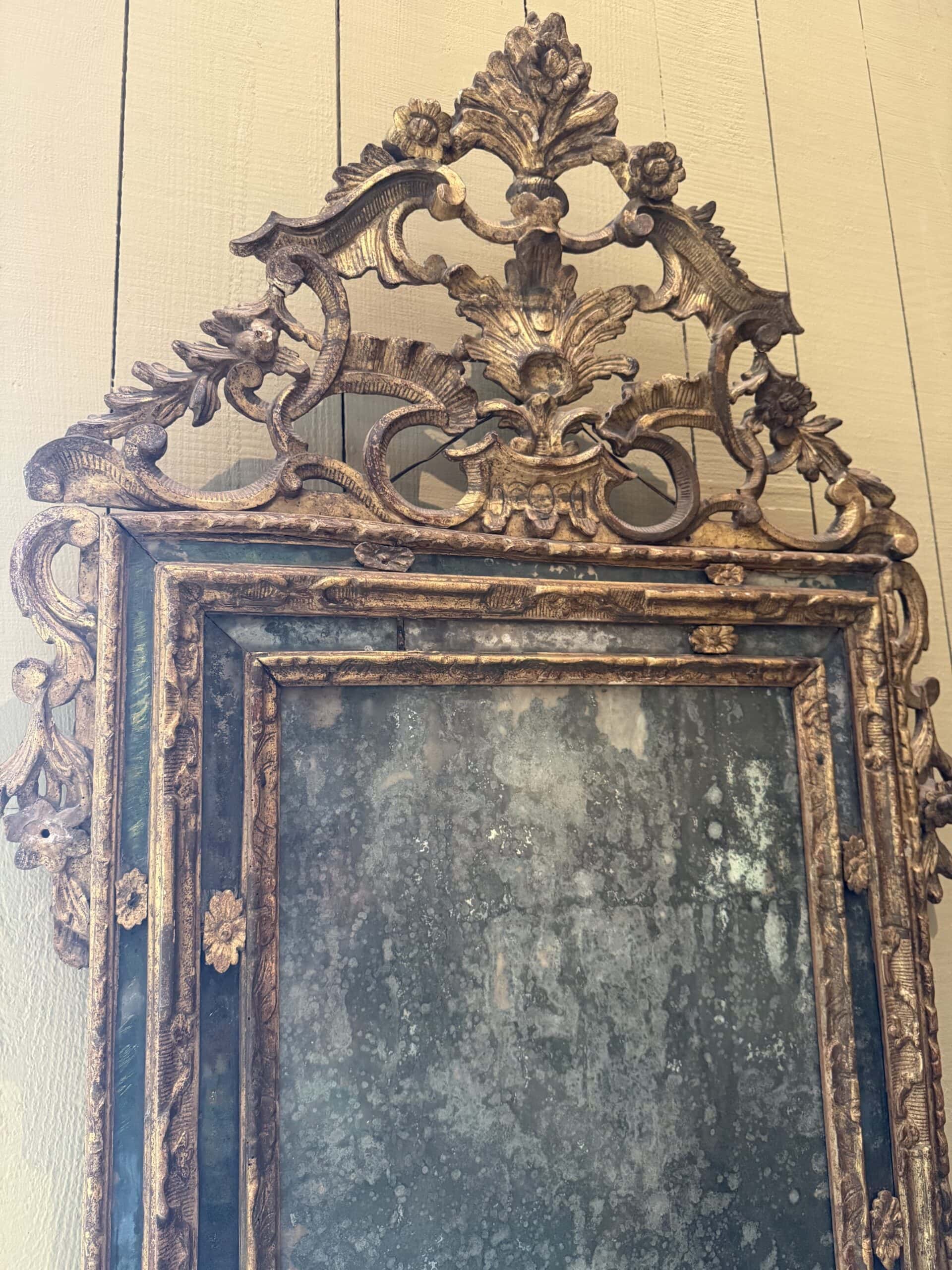 Grand miroir en bois sculpté "motif floral" fronton et laque faux-marbre vert - Italie XVIIIe – Image 2