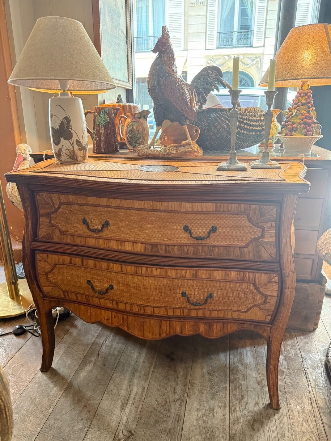 Commode galbée en marqueterie de rotin et osier – France ca.1920