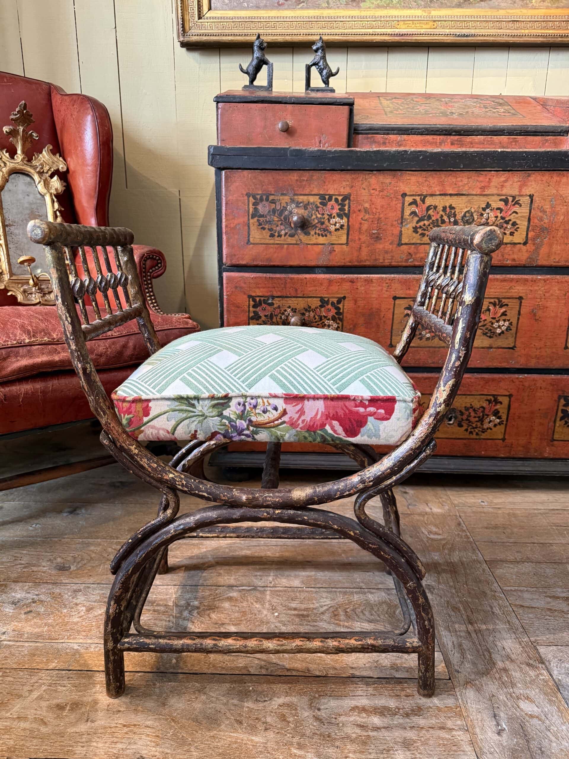 Tabouret curule en bois sculpté imitation branches – France ca.1920