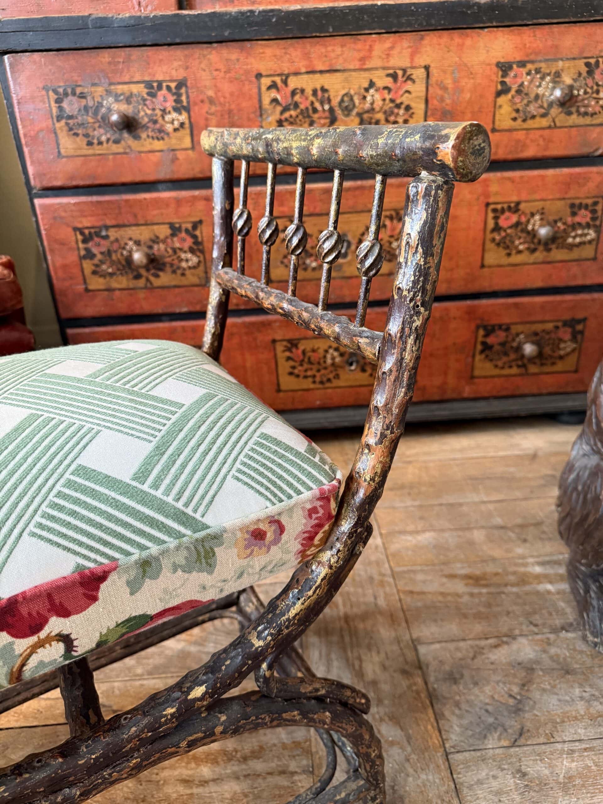 Tabouret curule en bois sculpté imitation branches - France ca.1920 – Image 4