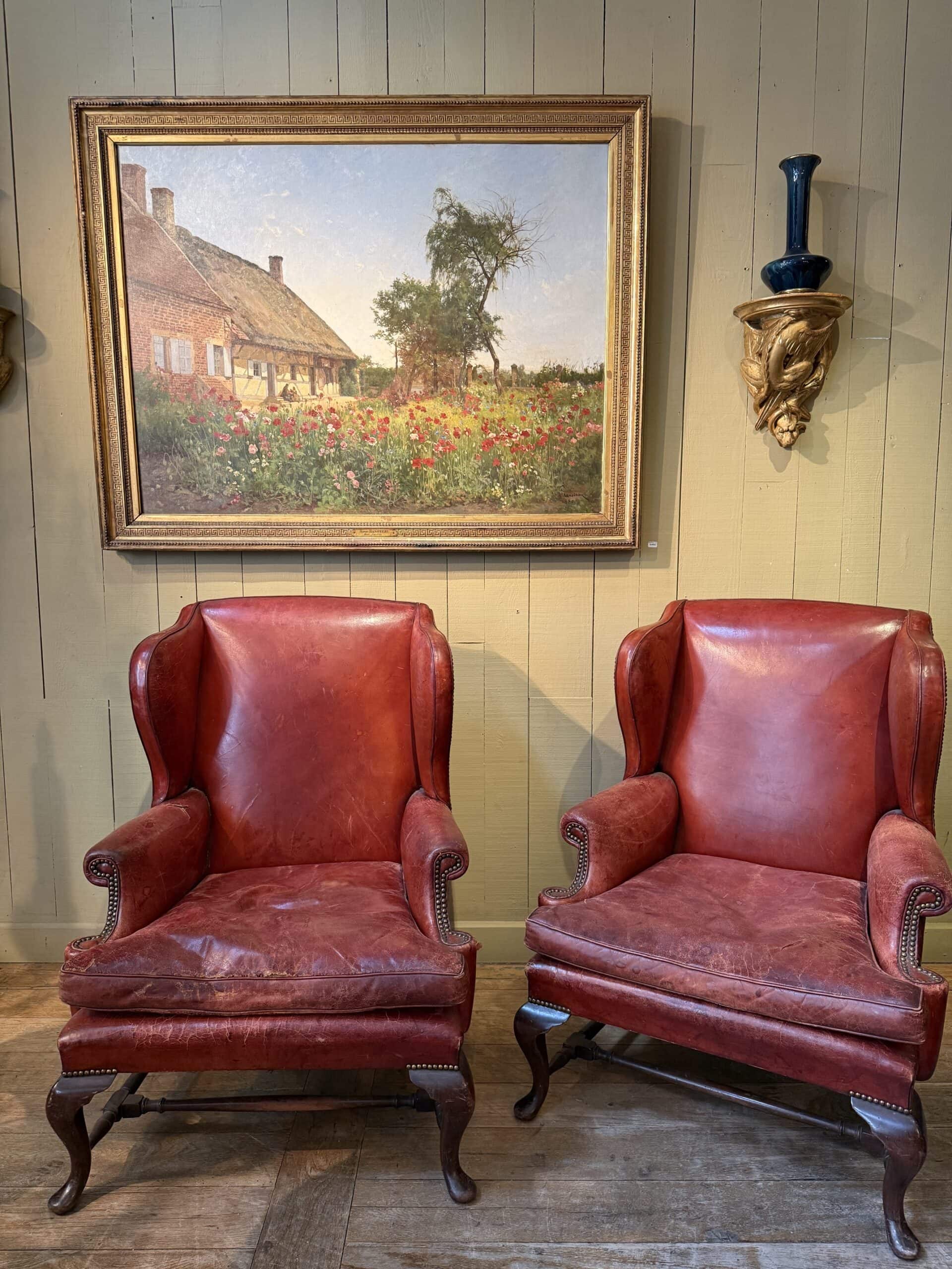 Paire de grands fauteuils à oreilles en cuir rouge – Image 5