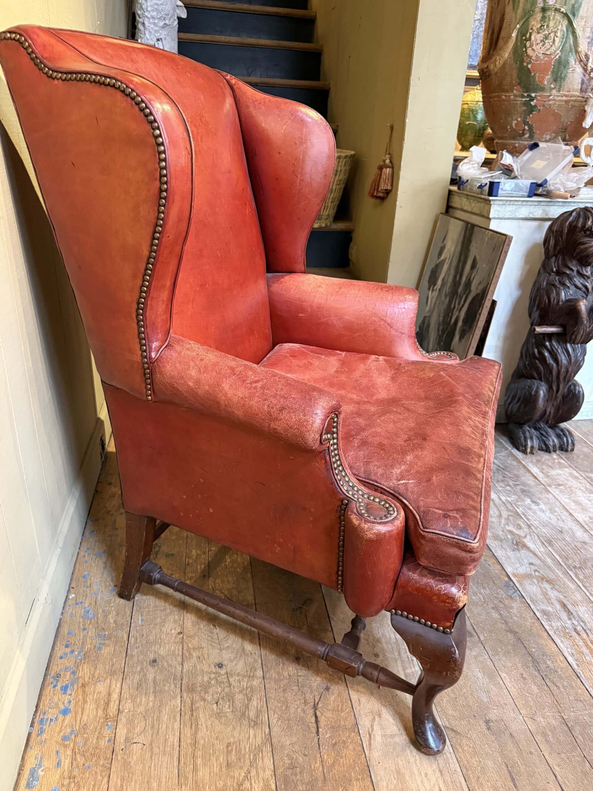Paire de grands fauteuils à oreilles en cuir rouge – Image 4