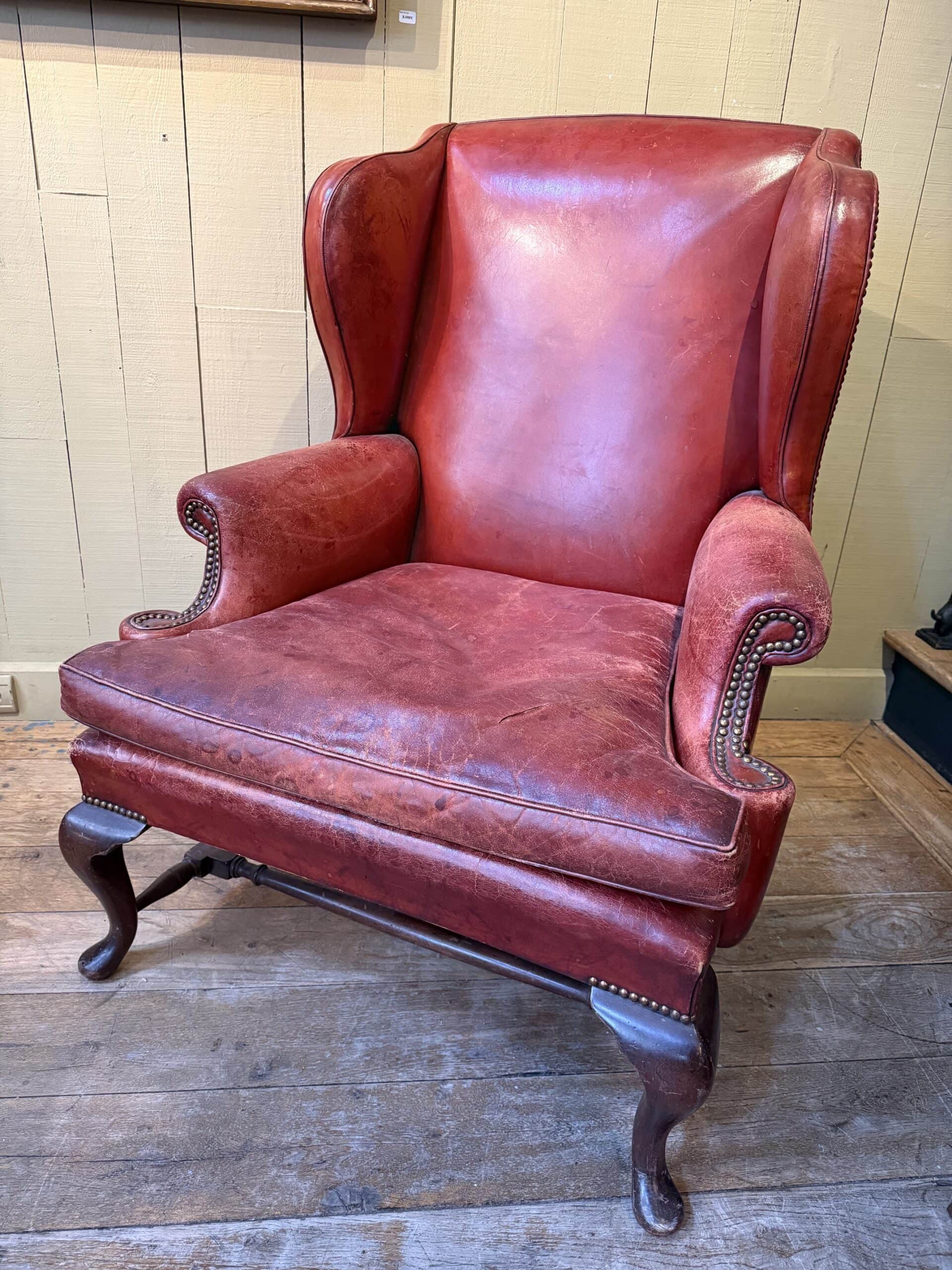 Paire de grands fauteuils à oreilles en cuir rouge – Image 3