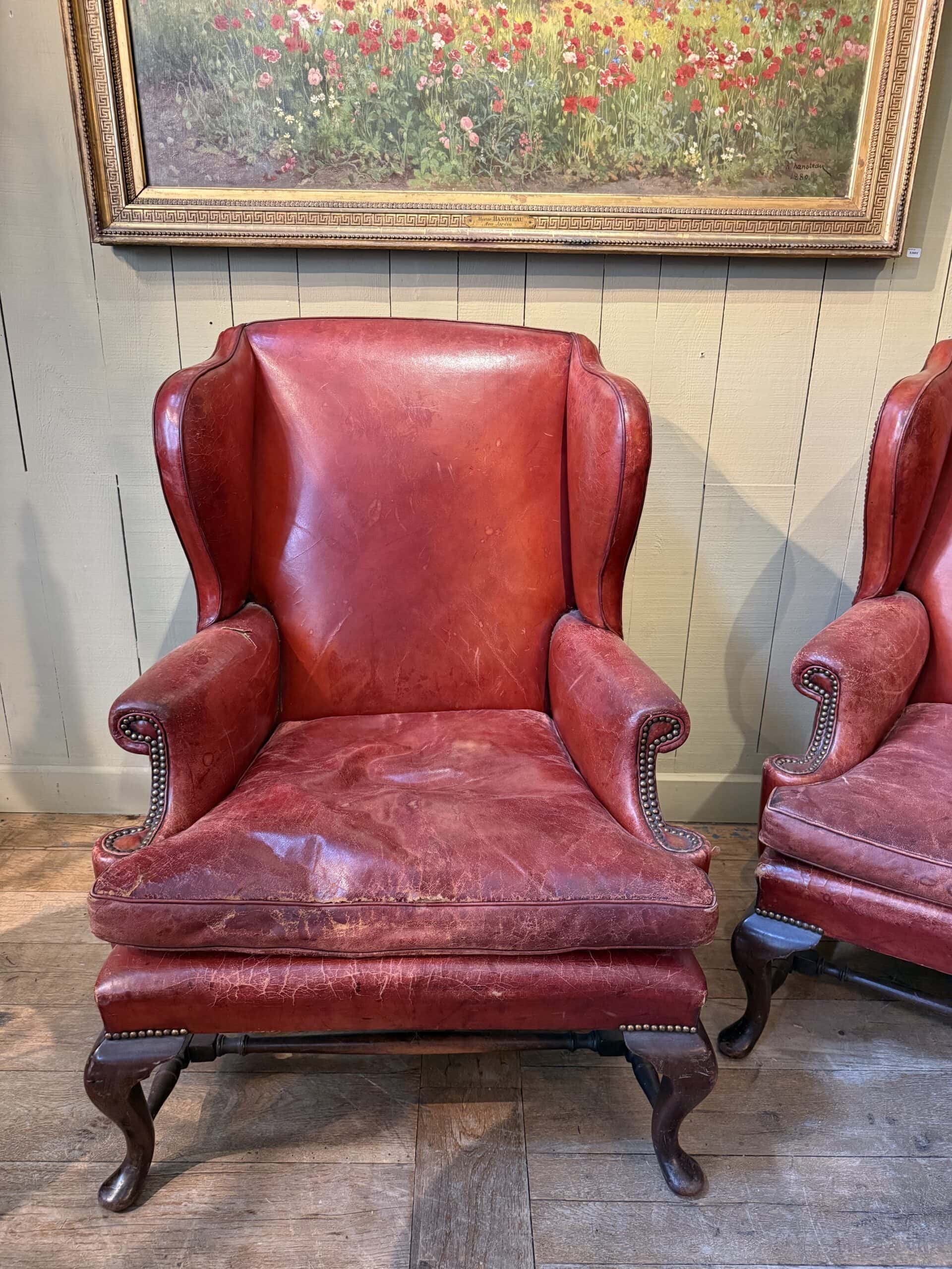 Paire de grands fauteuils à oreilles en cuir rouge – Image 2