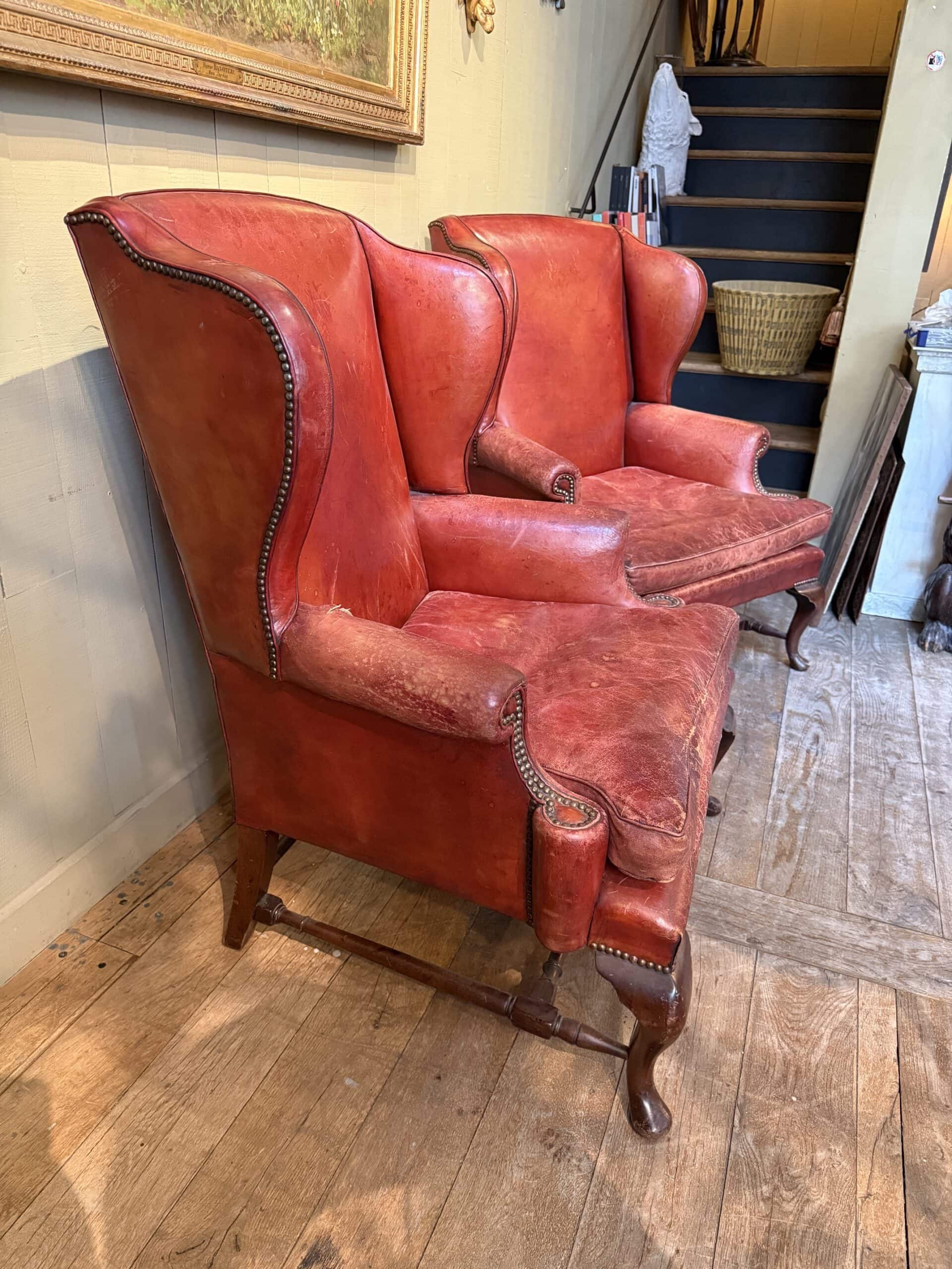 Paire de grands fauteuils à oreilles en cuir rouge – Image 6