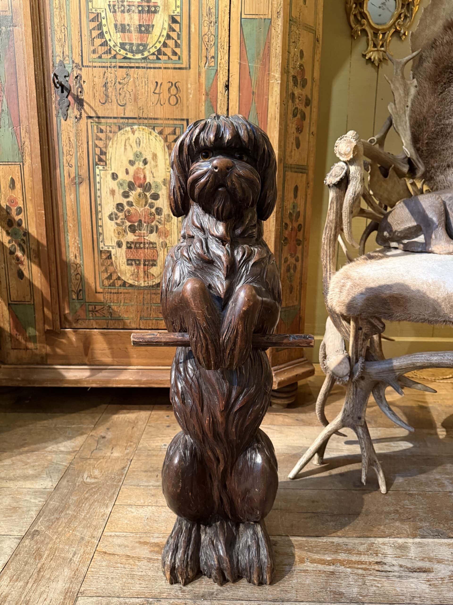 Statue de chien en bois sculpté – Style forêt noire – fin XIXe