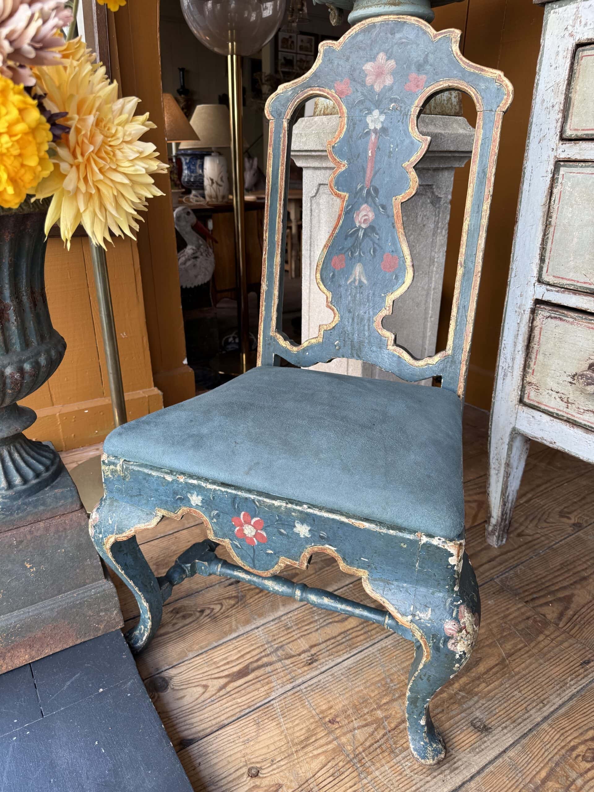 Paire de chaises dites “chauffeuses” laque bleue ornées de fleurs – assise en croute de cuir bleue Italie XVIIIe