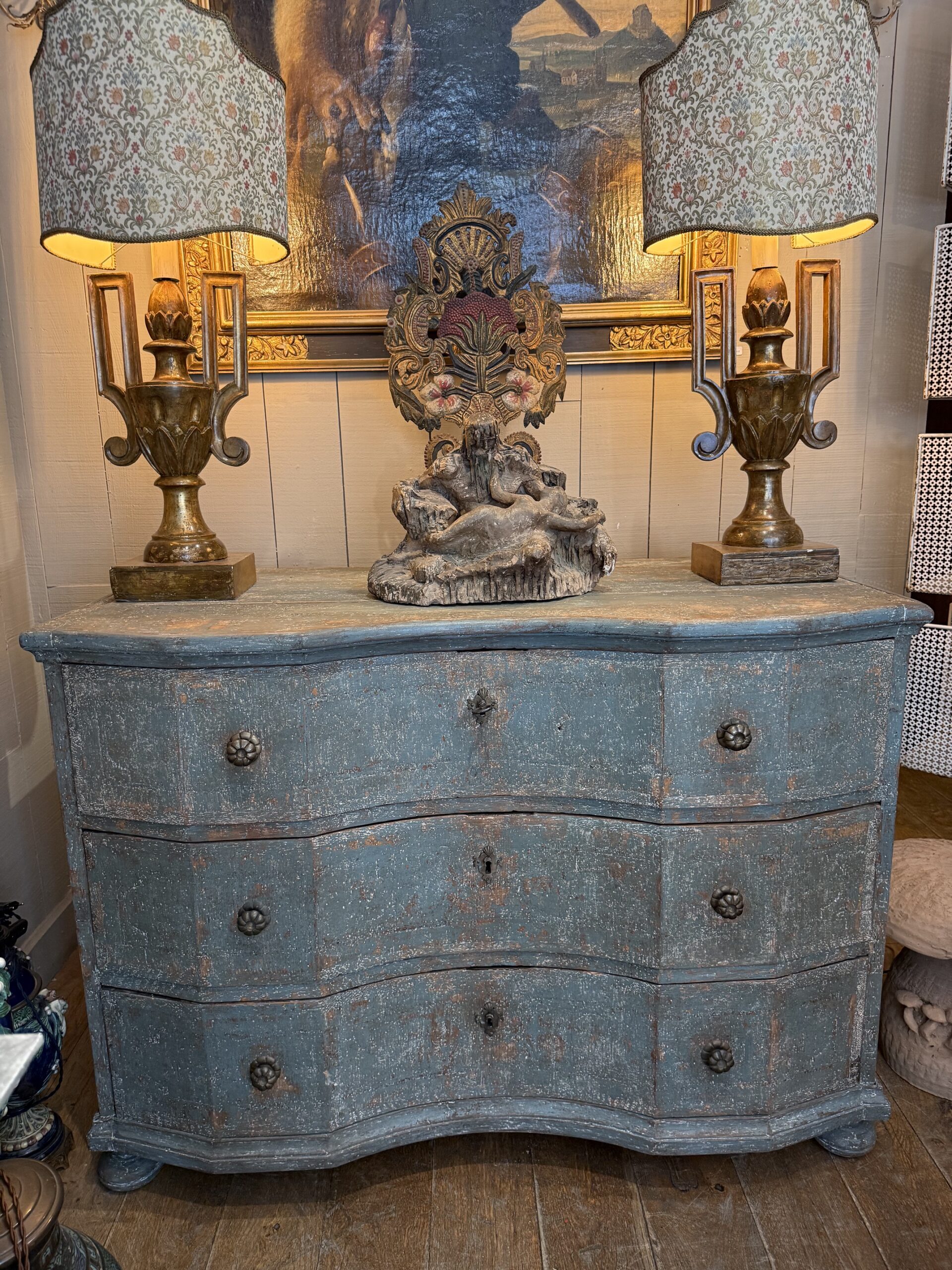 Commode Vénitienne double galbe en bois peint patine bleu aqua ca.1800