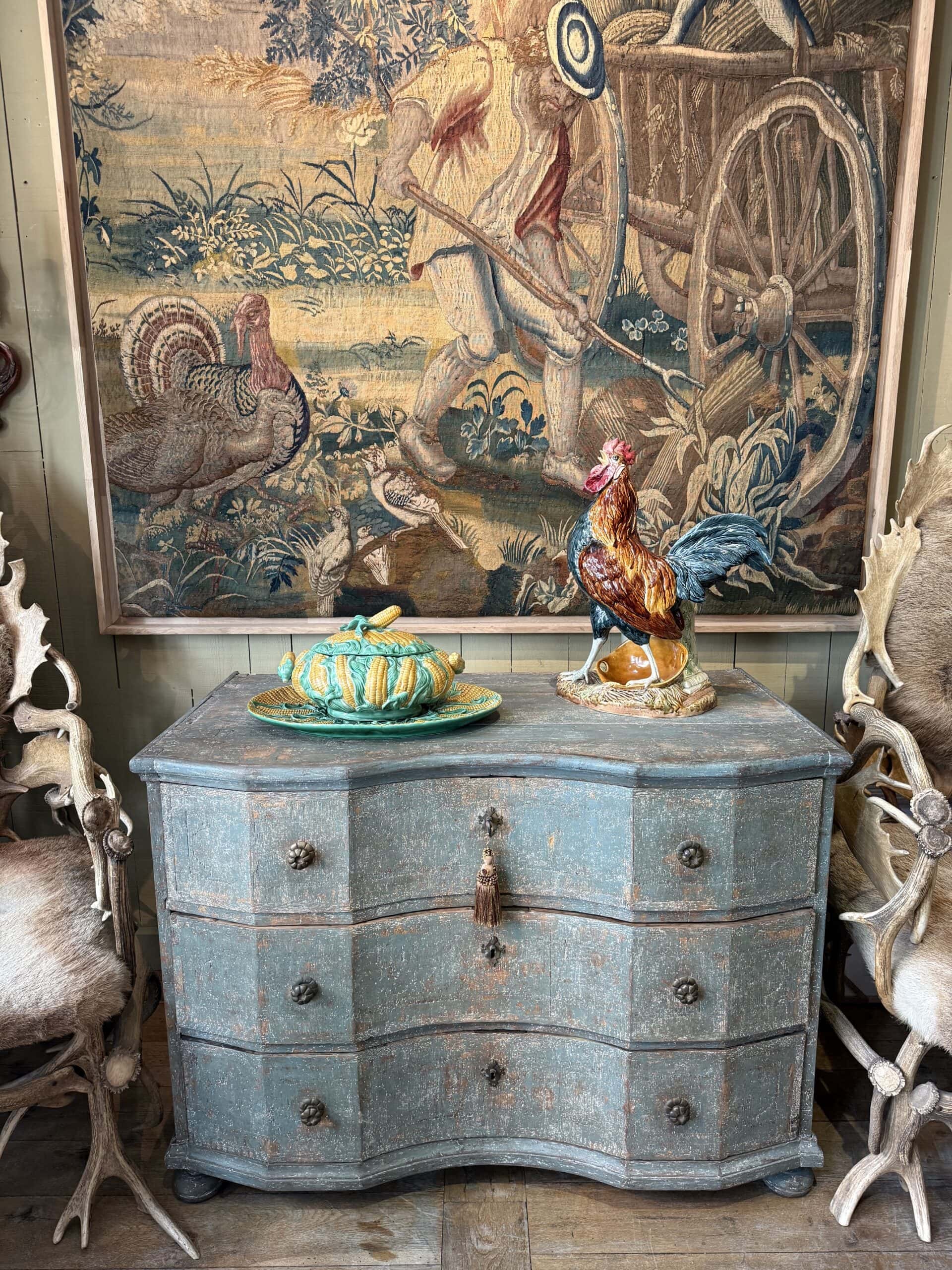 Commode Vénitienne double galbe en bois peint patine bleu aqua ca.1800