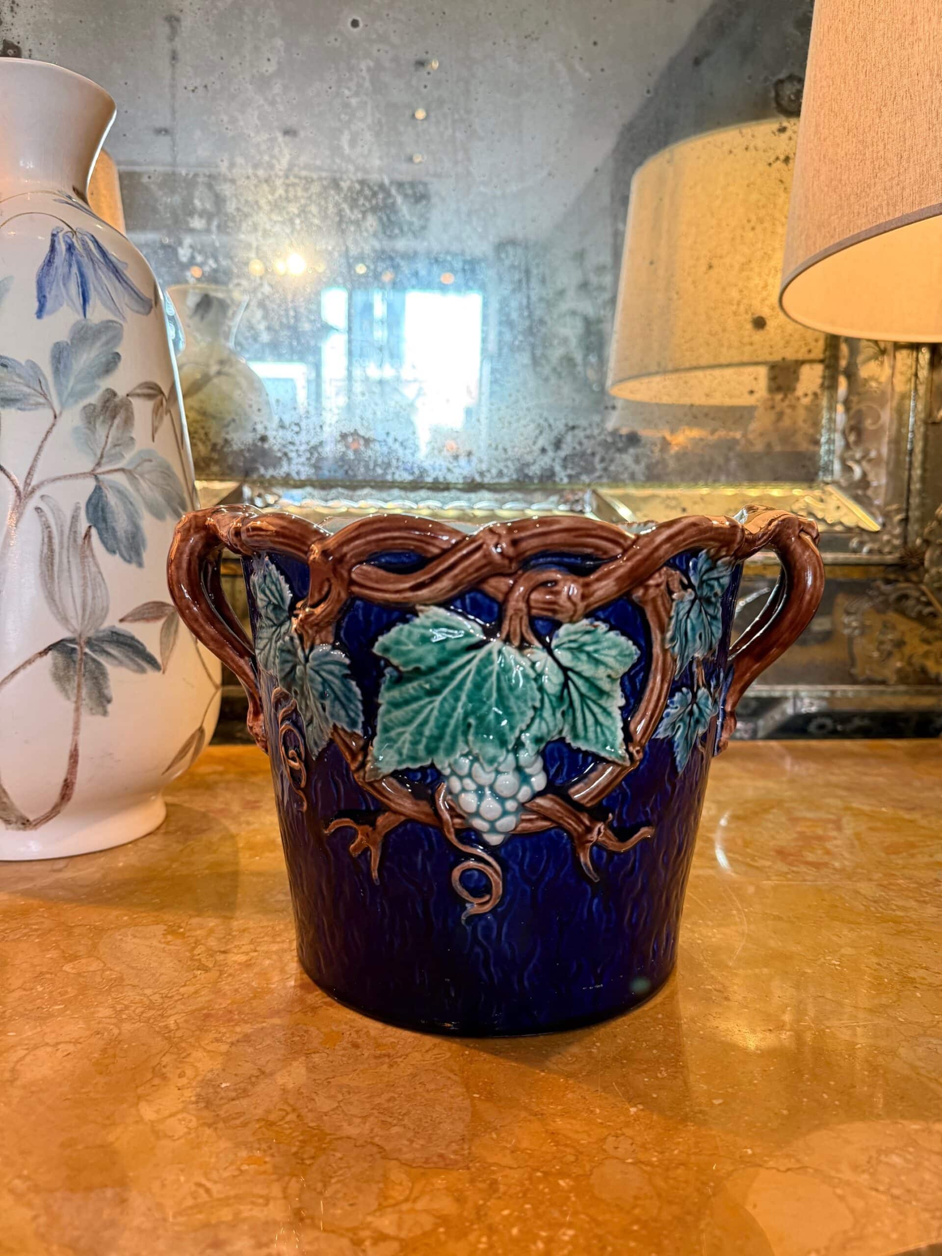 Cache-pot en barbotine bleu feuille de vigne par Gustavsberg 1898