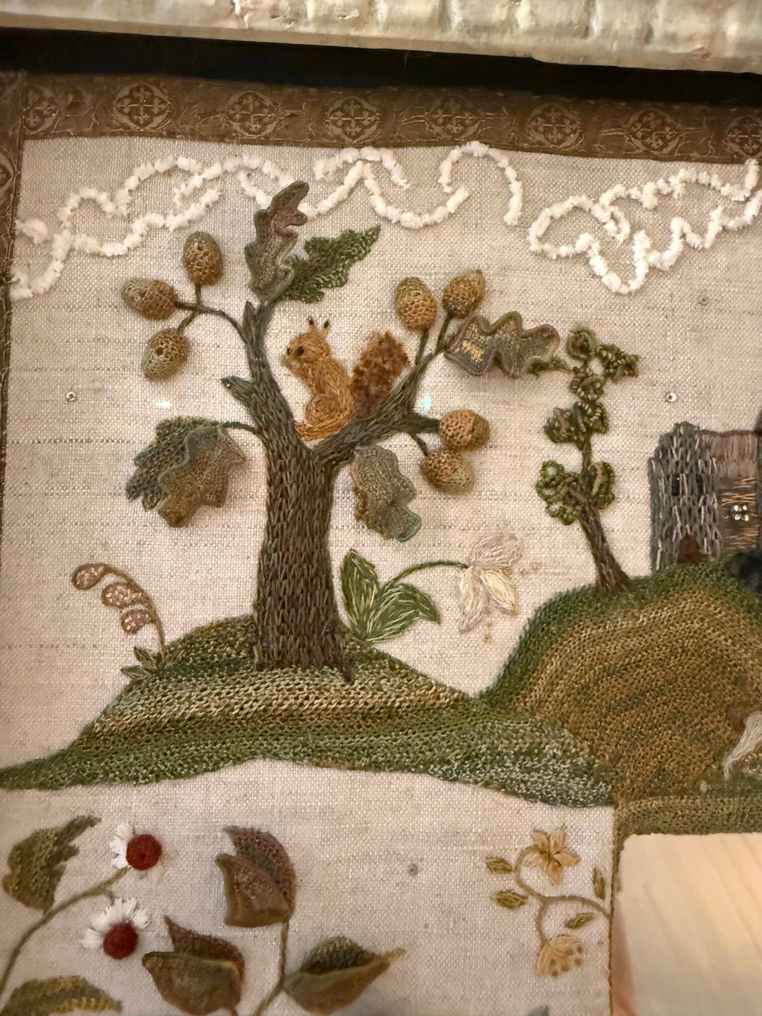 Rare travail d'aiguilles en relief et son cadre ancien - – Image 3