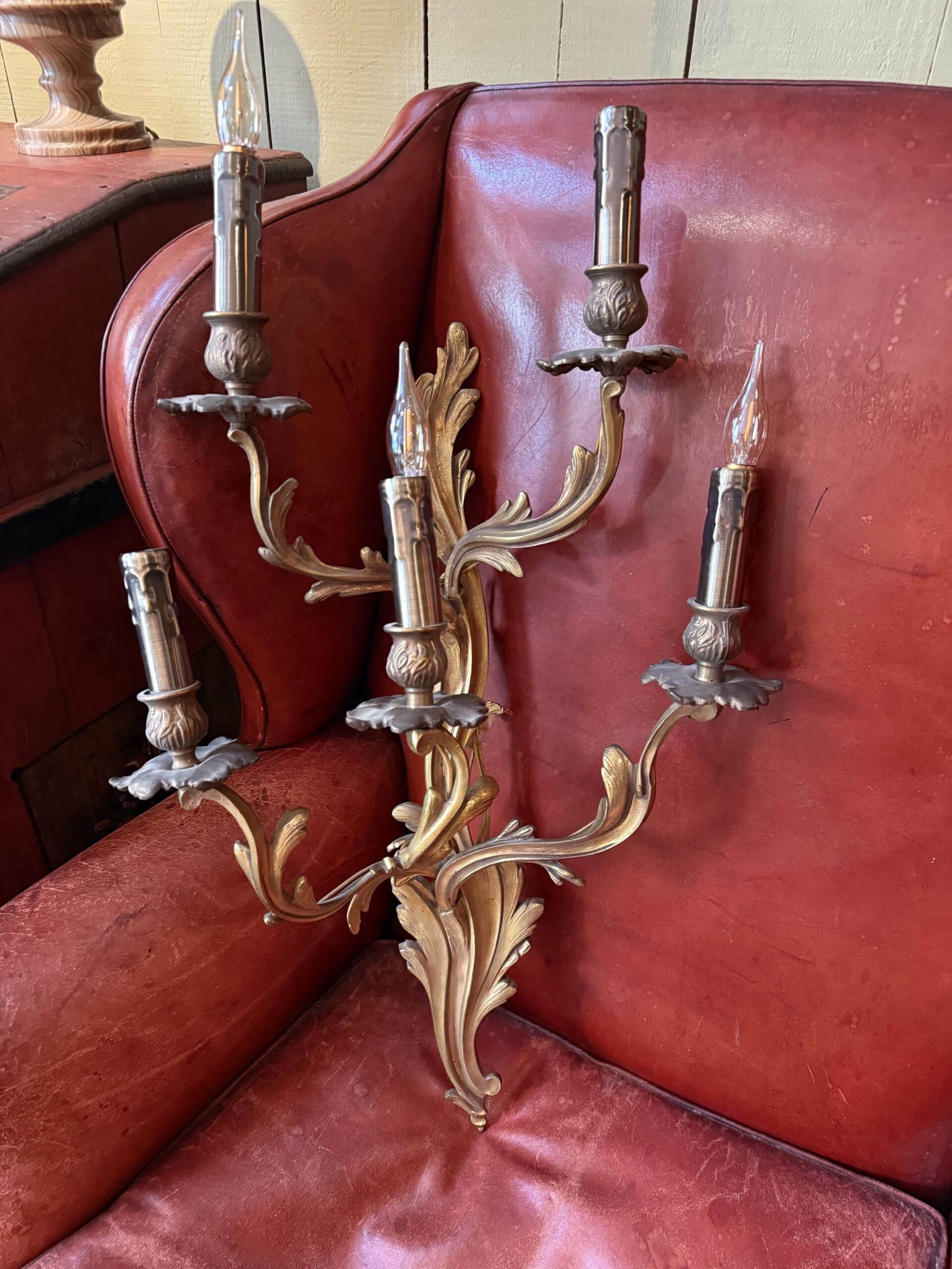 Paire d’appliques en bronze à 5 bras de lumières Style Louis XV France XIXe.