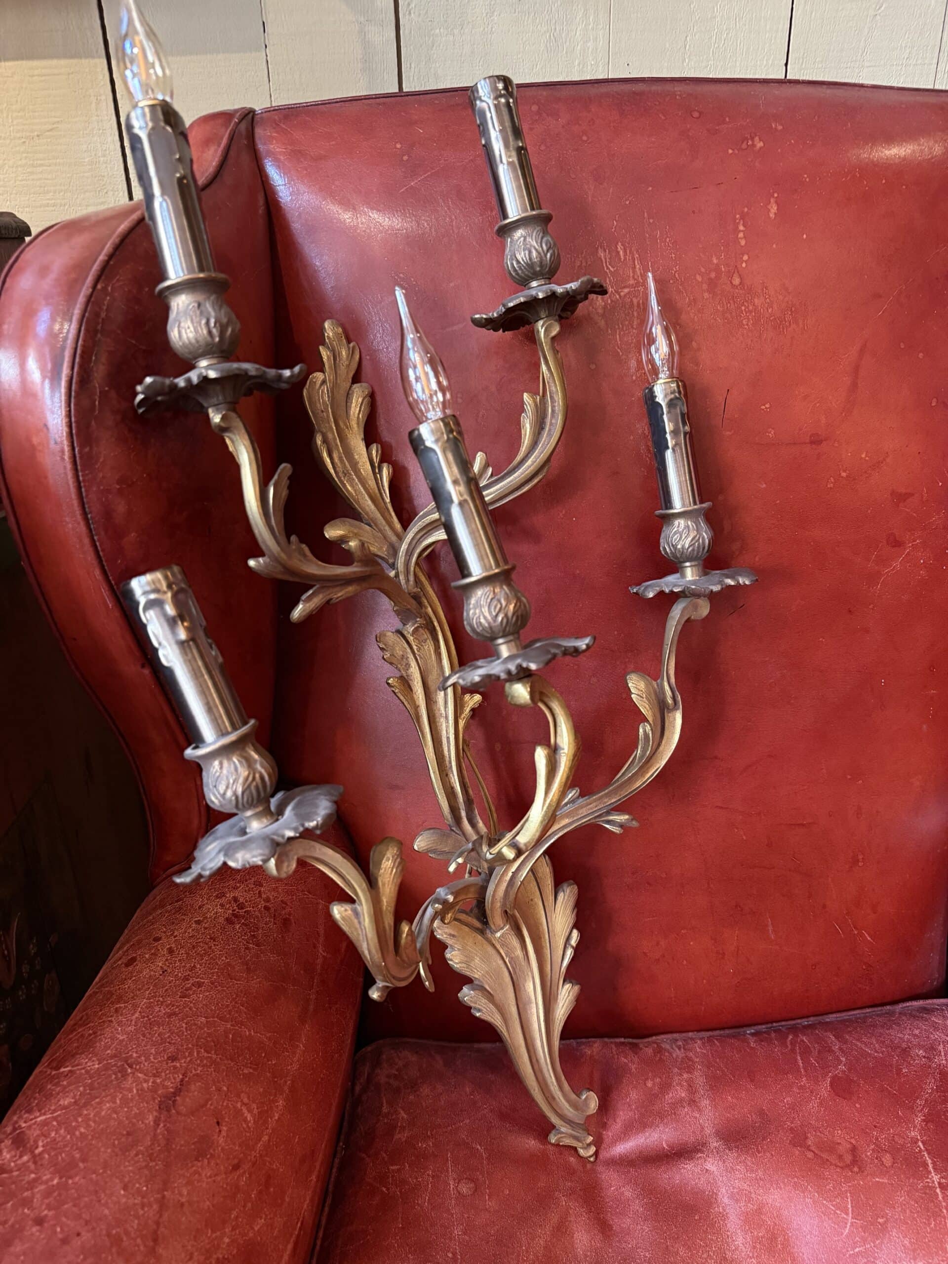 Paire d'appliques en bronze à 5 bras de lumières Style Louis XV France XIXe. – Image 2