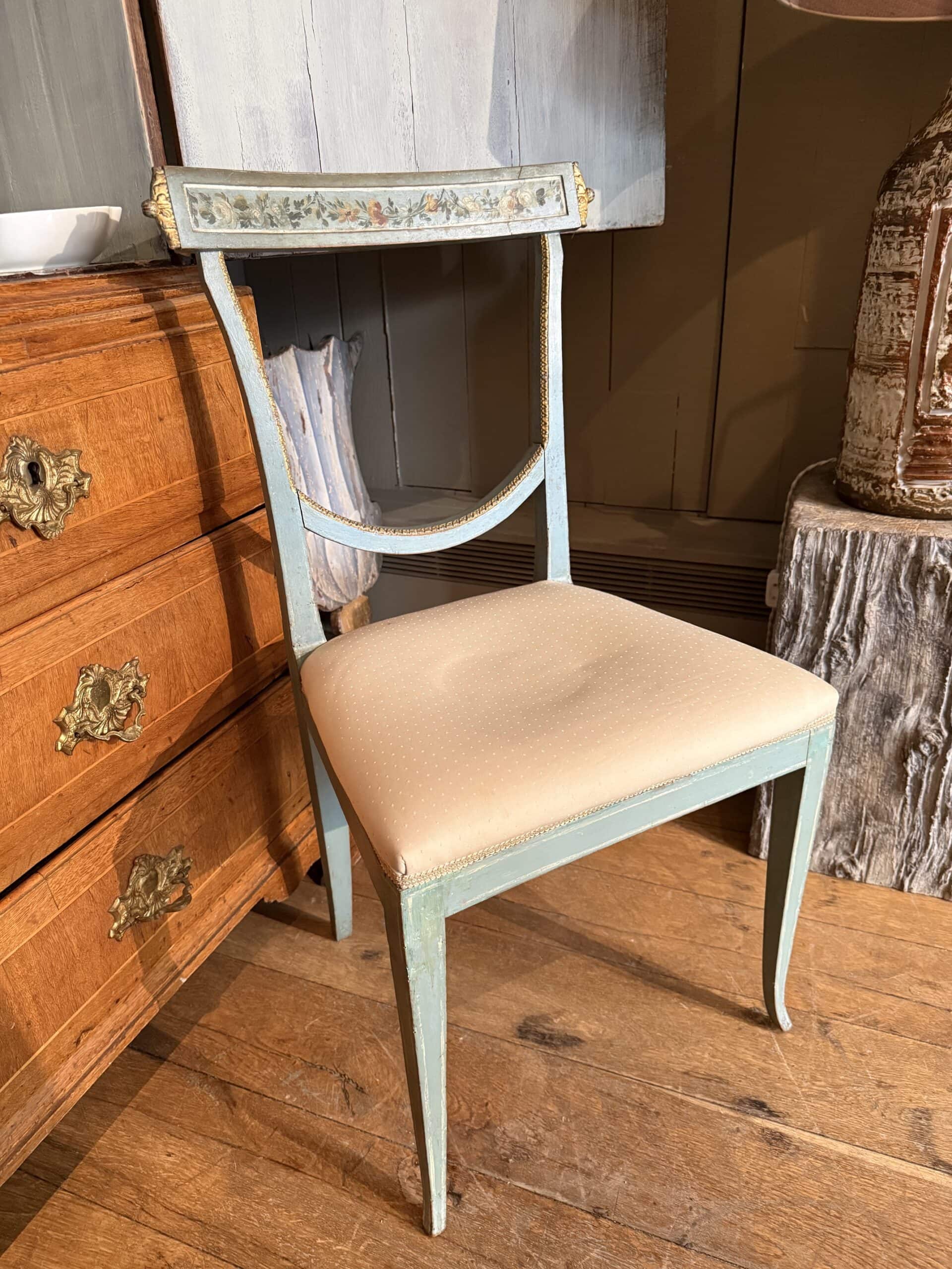 Une chaise de boudoir Vénitienne en laque bleue décor de fleurs polychrome XVIIIe – Image 6