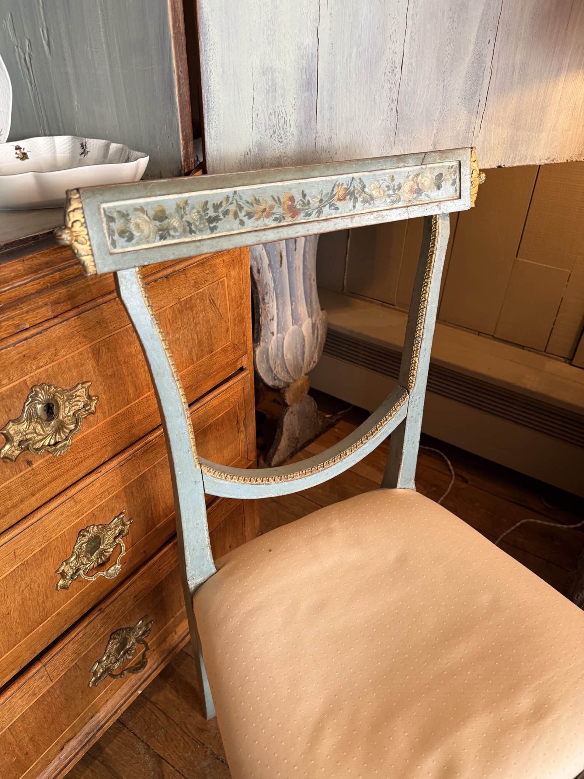 Une chaise de boudoir Vénitienne en laque bleue décor de fleurs polychrome XVIIIe – Image 5
