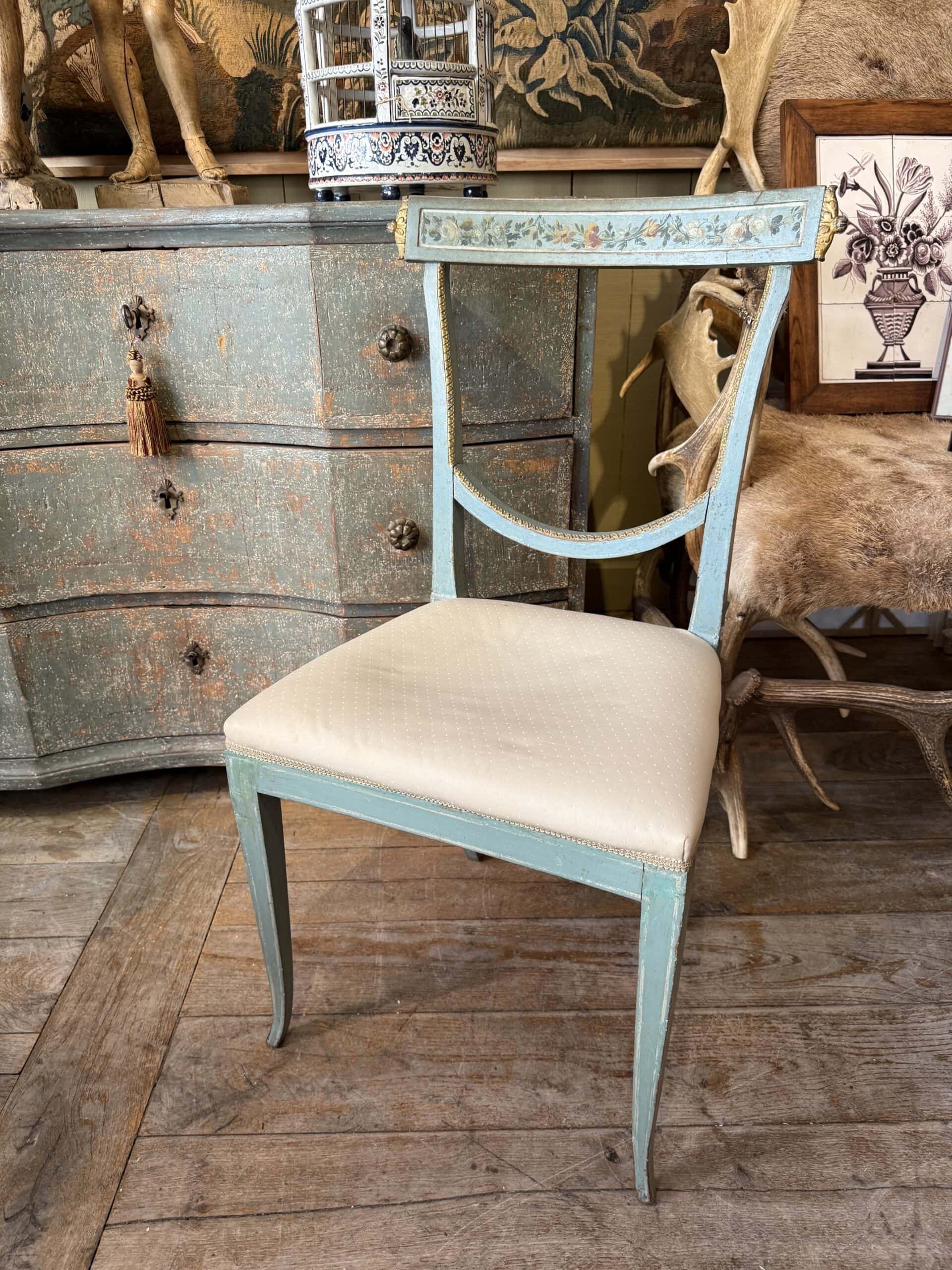 Une chaise de boudoir Vénitienne en laque bleue décor de fleurs polychrome XVIIIe