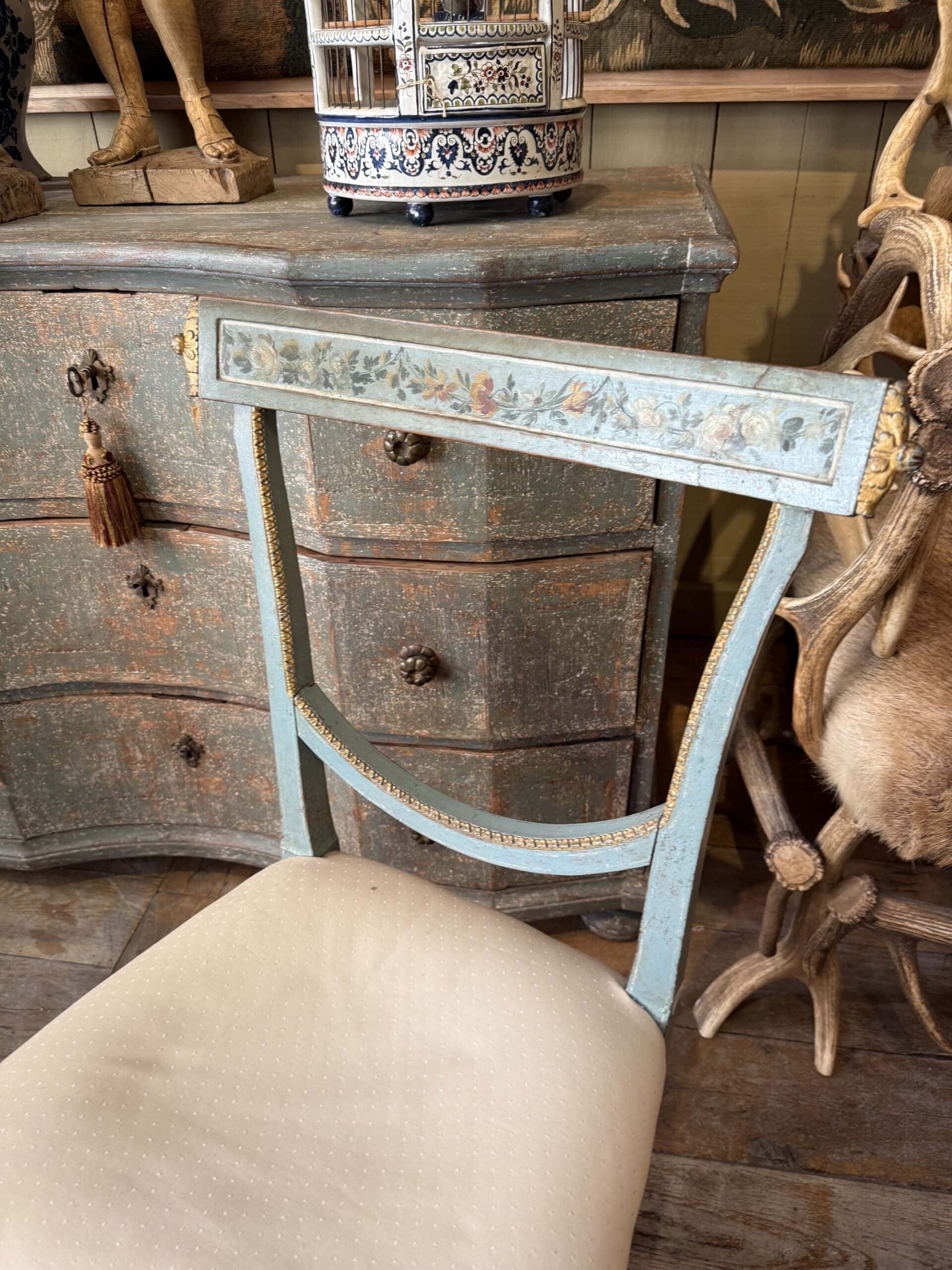 Une chaise de boudoir Vénitienne en laque bleue décor de fleurs polychrome XVIIIe – Image 2