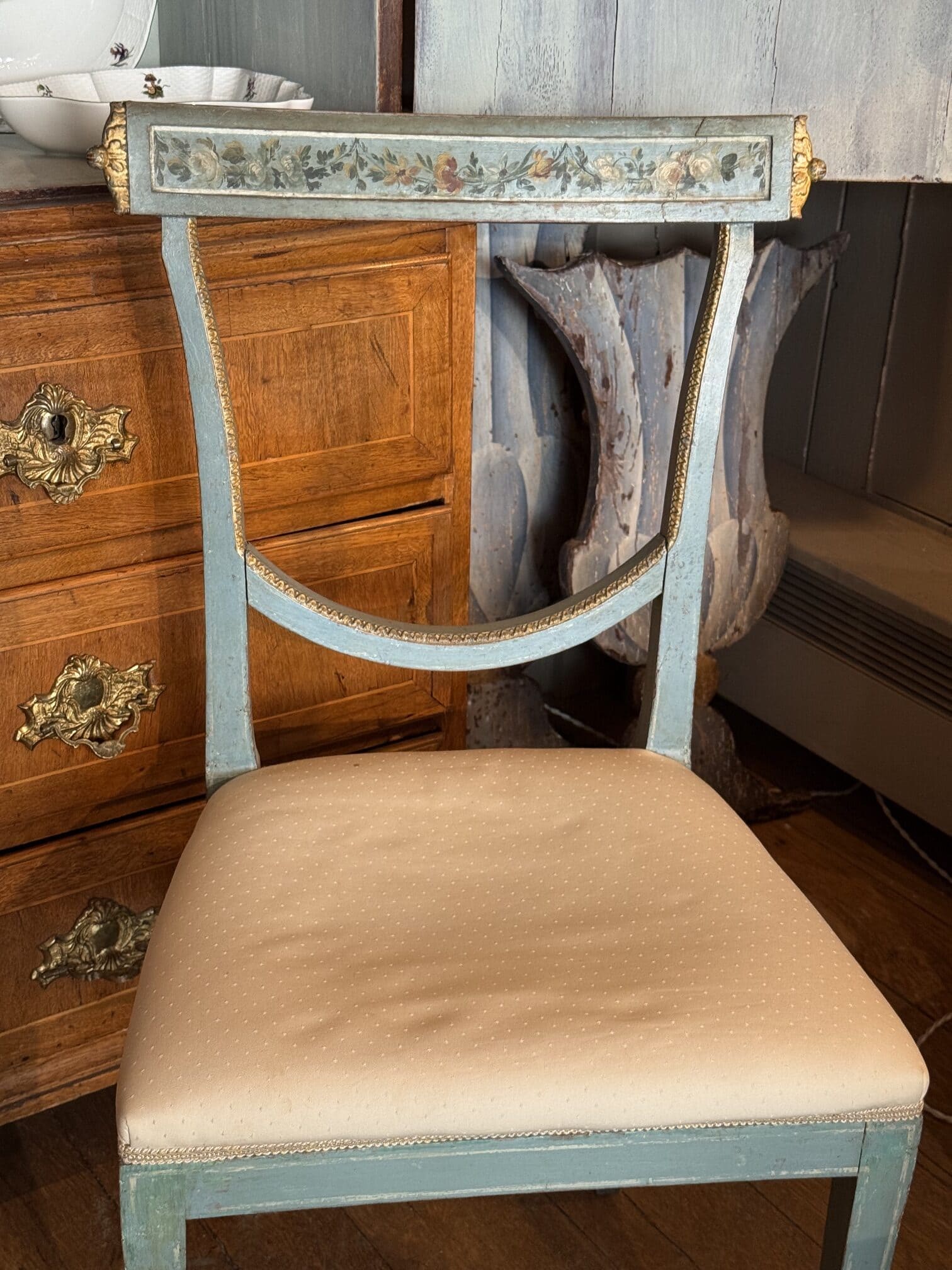 Une chaise de boudoir Vénitienne en laque bleue décor de fleurs polychrome XVIIIe – Image 4