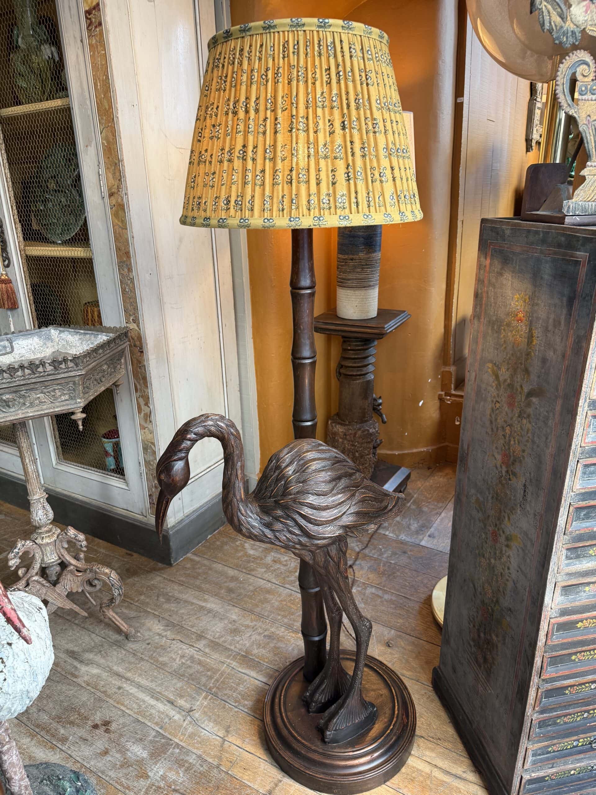 Grand lampadaire Héron en bois sculpté et abat-jour plissé – Ca.1960