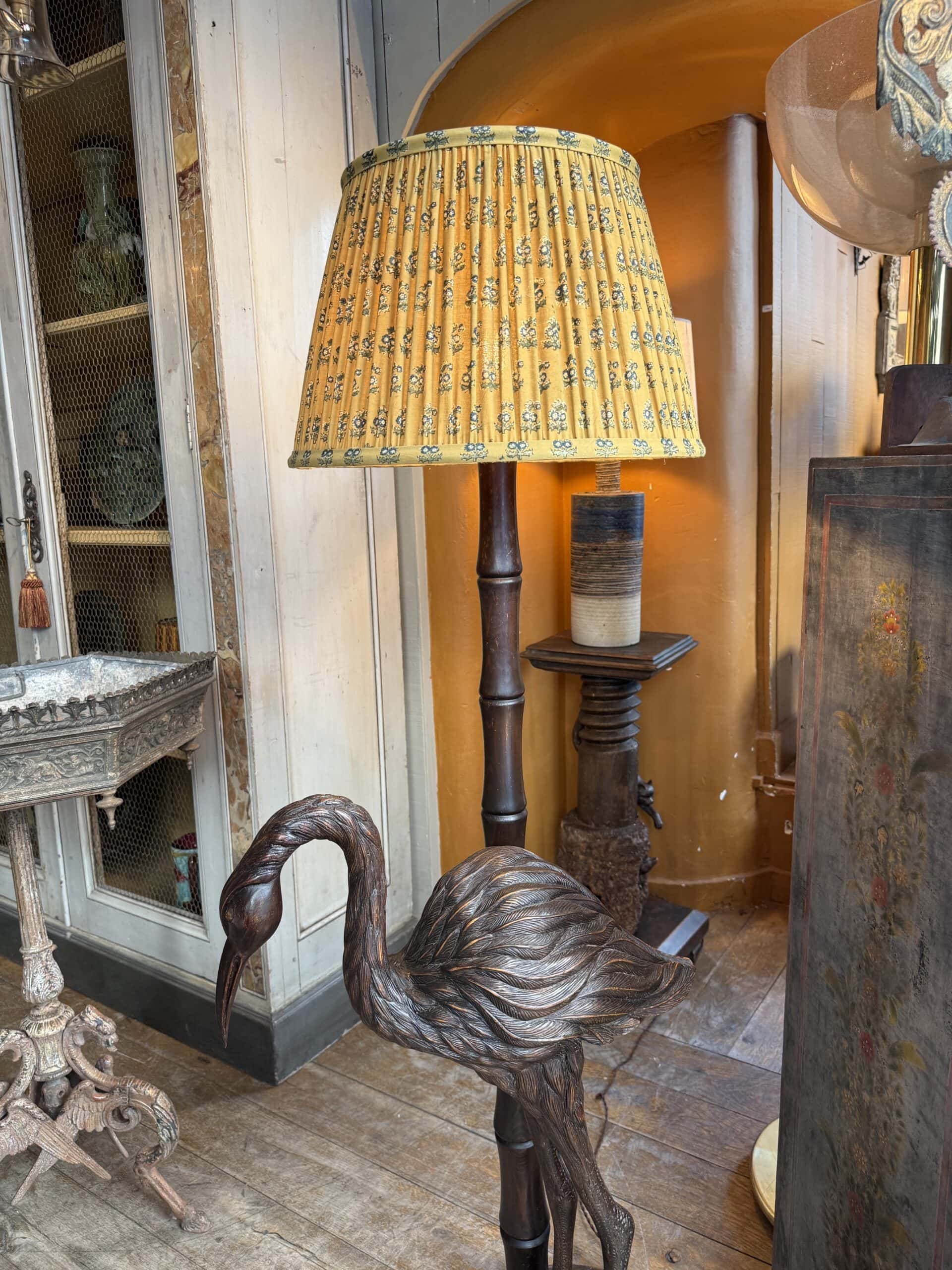 Grand lampadaire Héron en bois sculpté et abat-jour plissé - Ca.1960 – Image 6