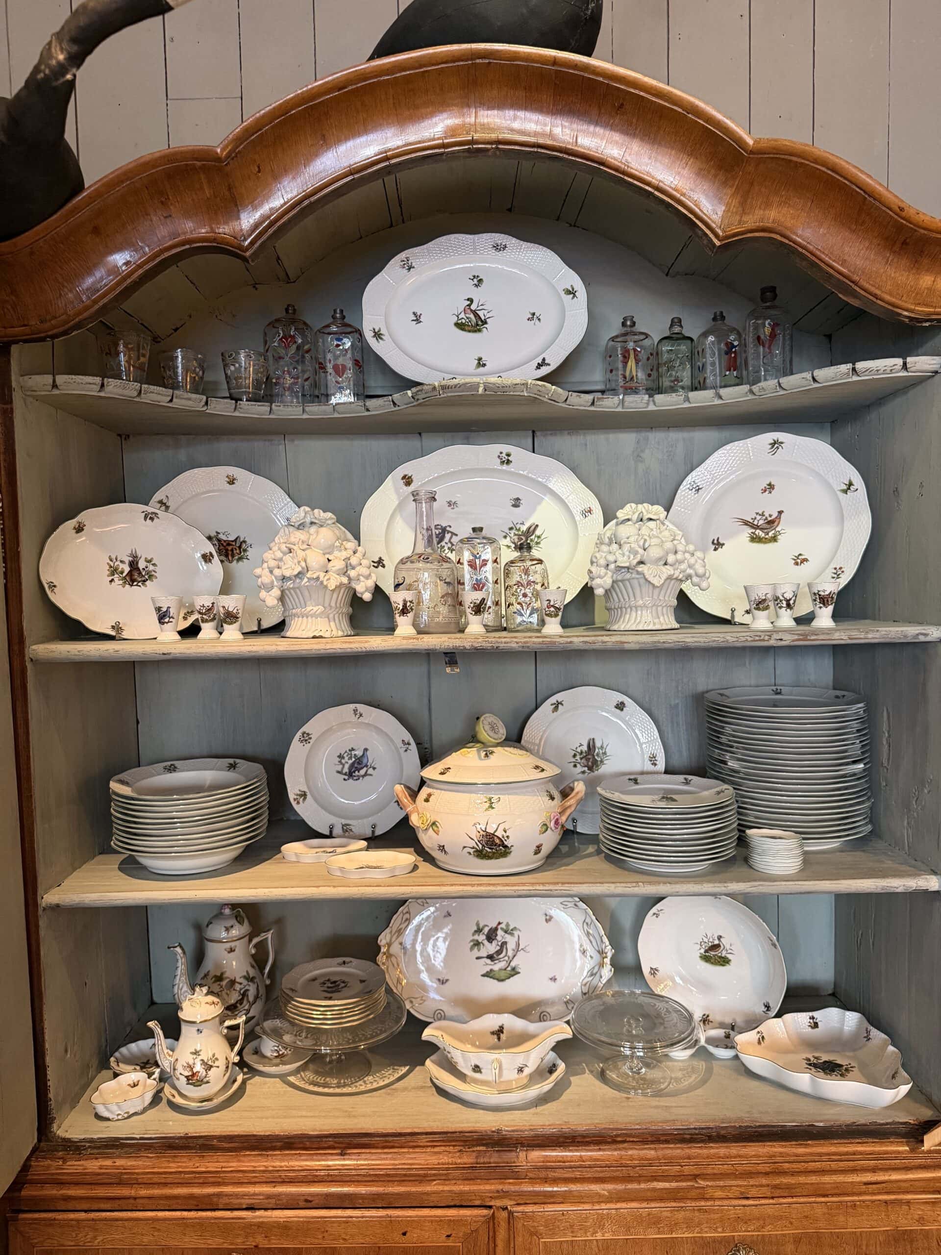 Grand Service Rotschild par Herend en porcelaine fine à “décor de chasse” peint à la main environ 80pièces