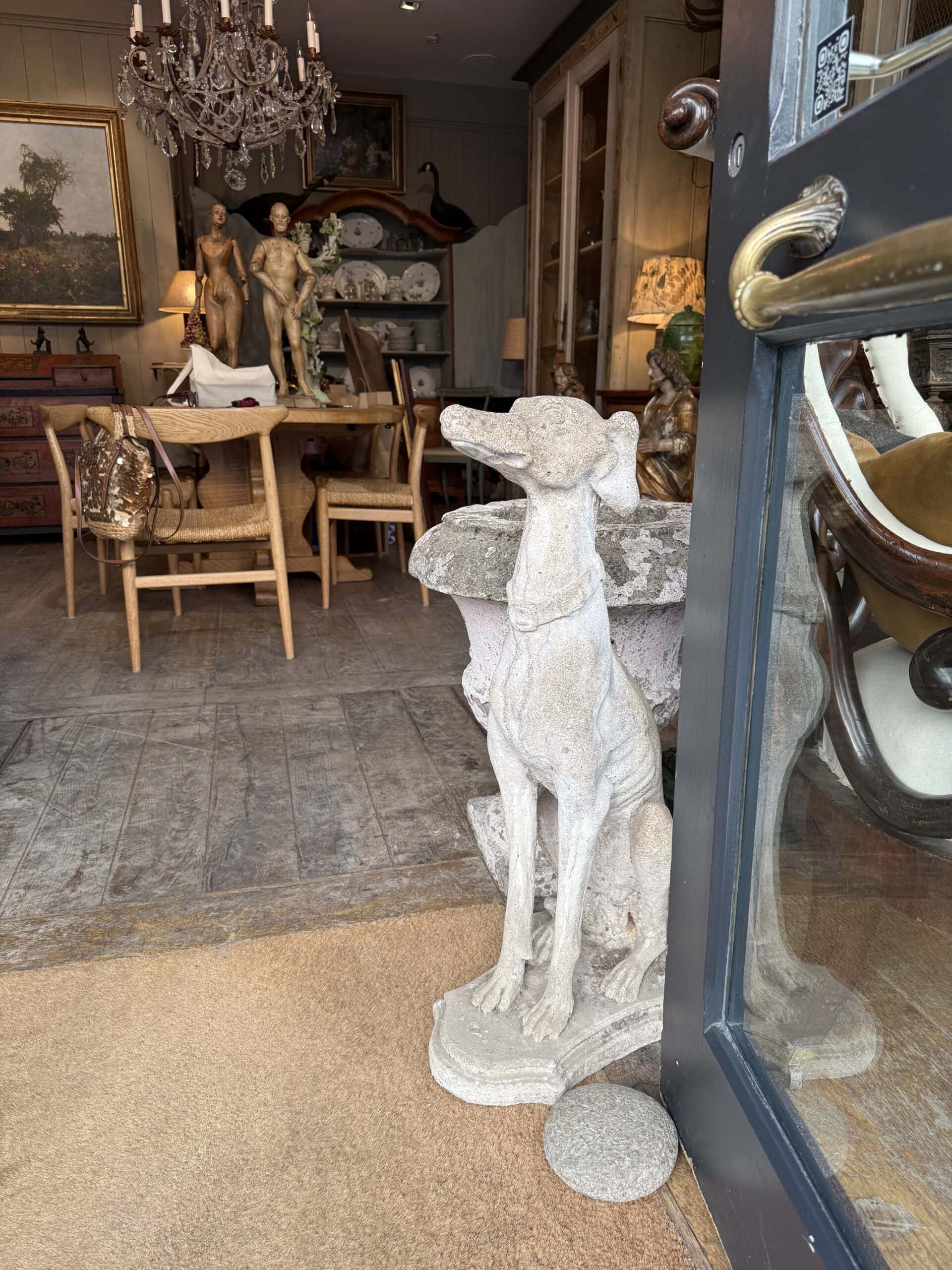 Couple de lévriers assis en pierre claire sculptée -France ca.1900 – Image 2